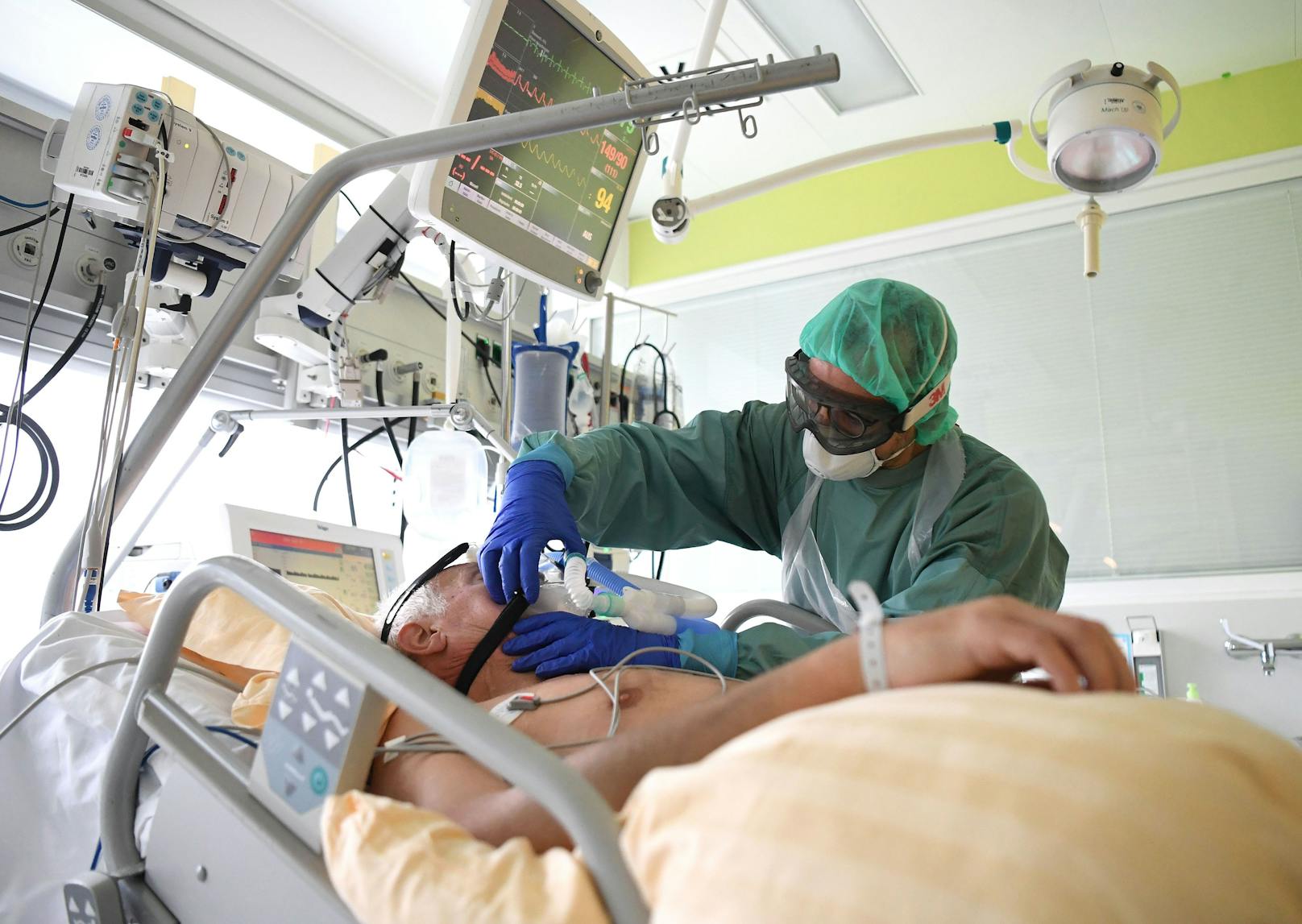 Ein Patient auf der Intensivstation des Universitätsklinikums Tulln. (Archivbild, November 2020)