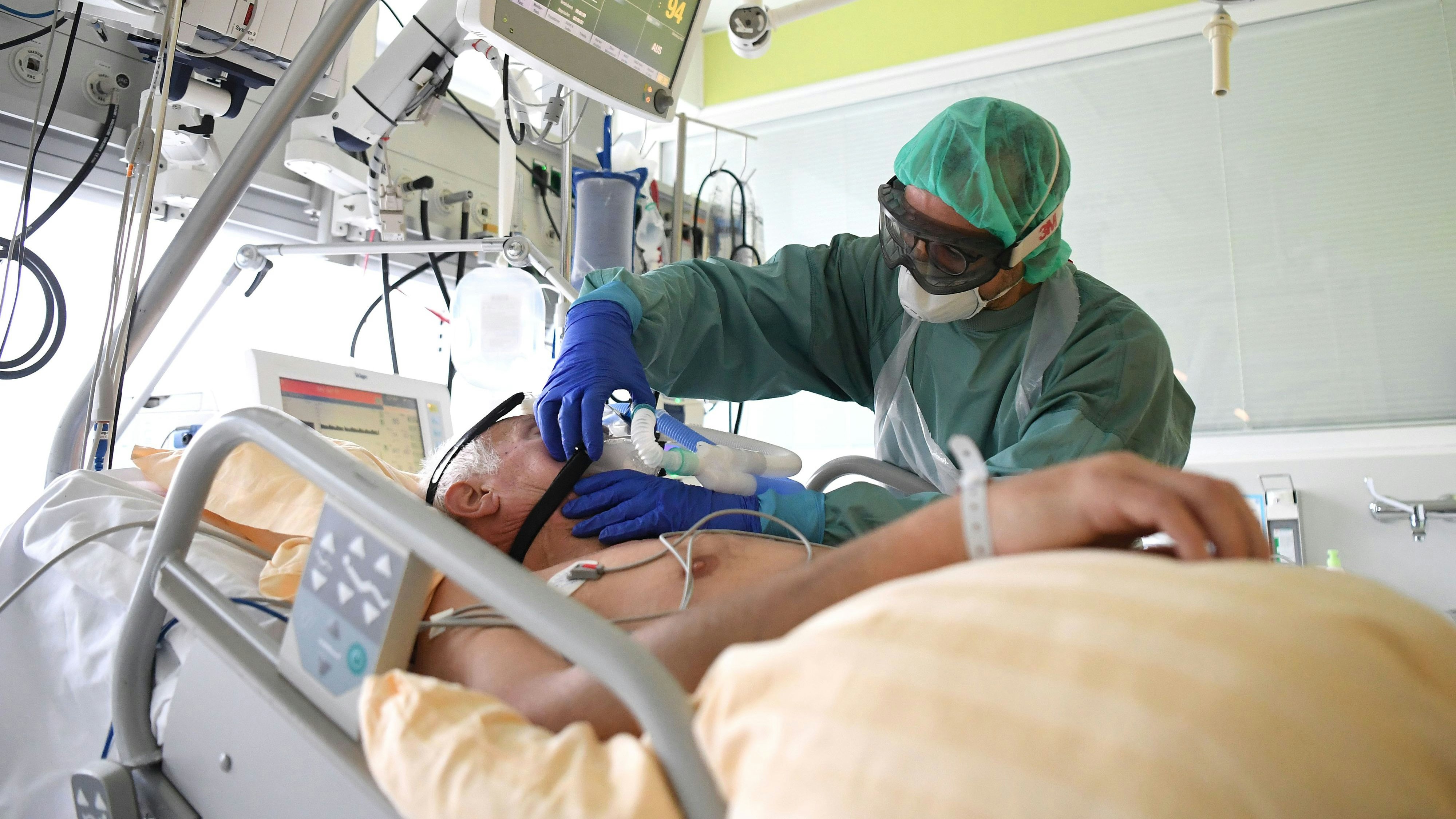 Ein Patient auf der Intensivstation des Universitätsklinikums Tulln. Archivbild, November 2020