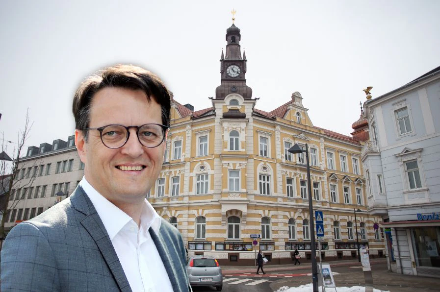 Riegler und das Amstettner Rathaus im Hintergrund.