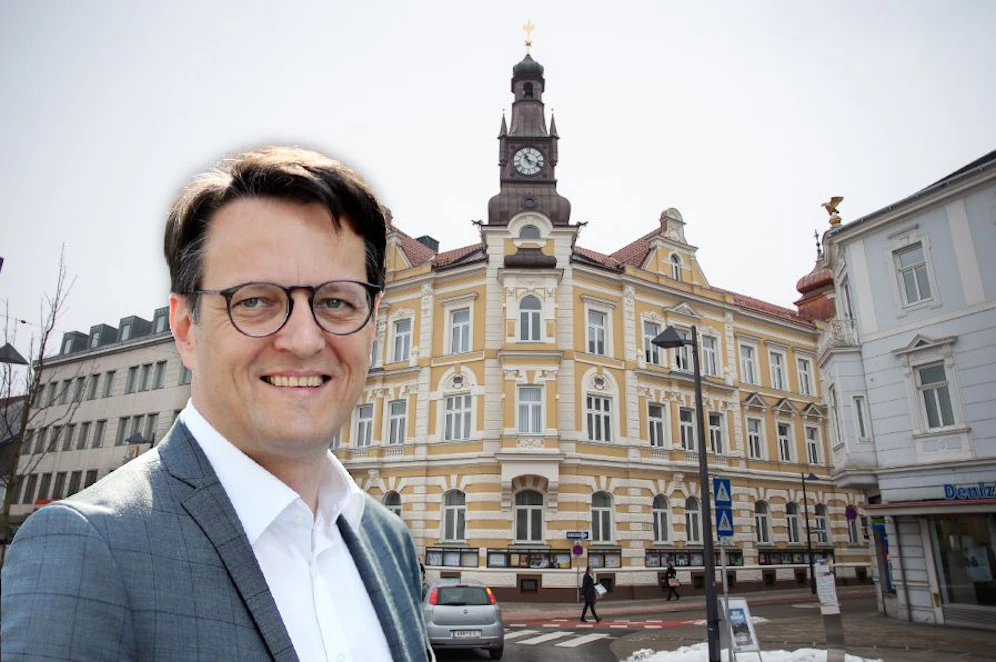 Riegler und das Amstettner Rathaus im Hintergrund.