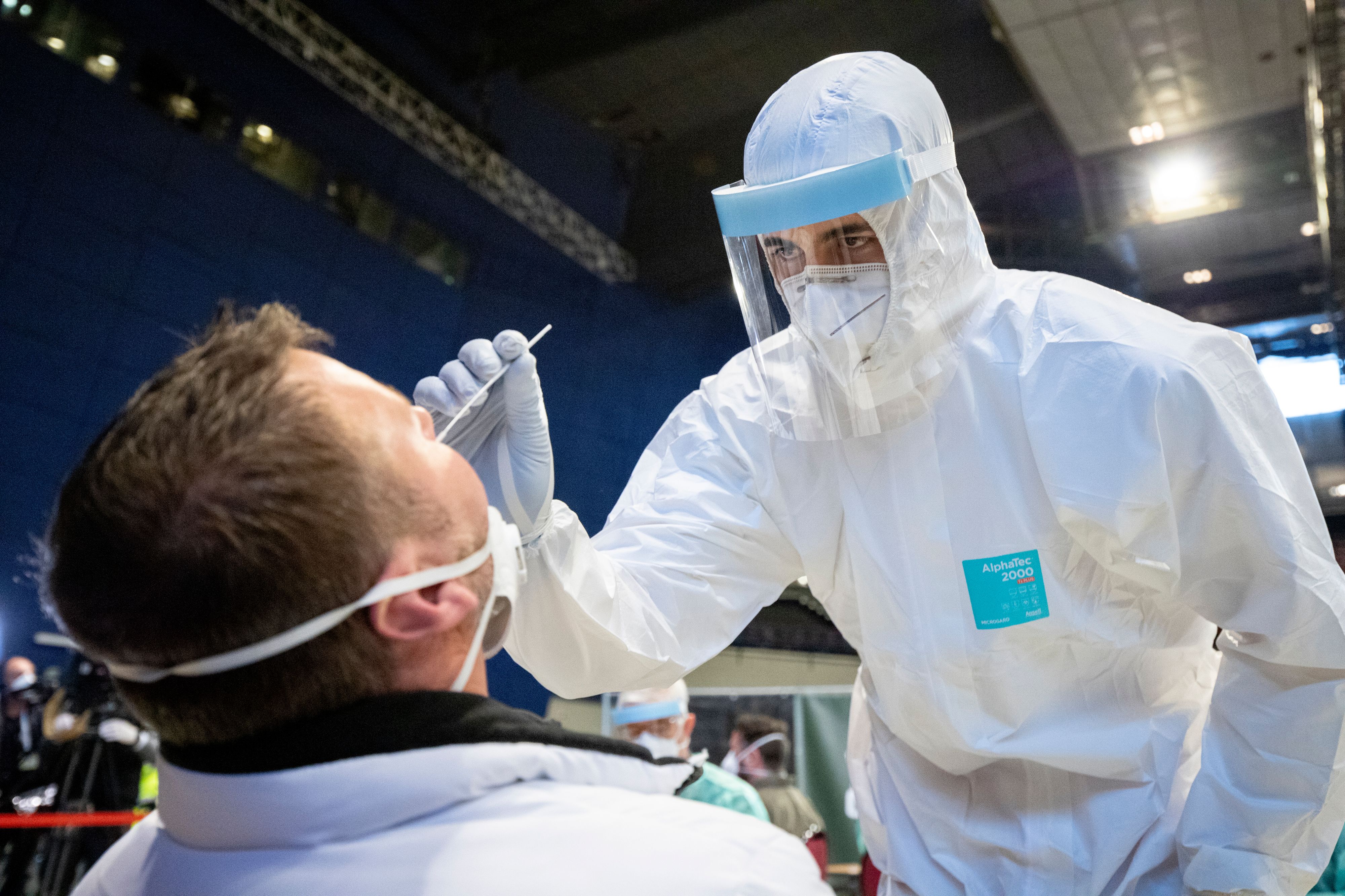 Corona-Teststraße in der Wiener Stadthalle. Im Bild: Ein Helfer mit speziellem Schutzanzug nimmt einen Abstrich