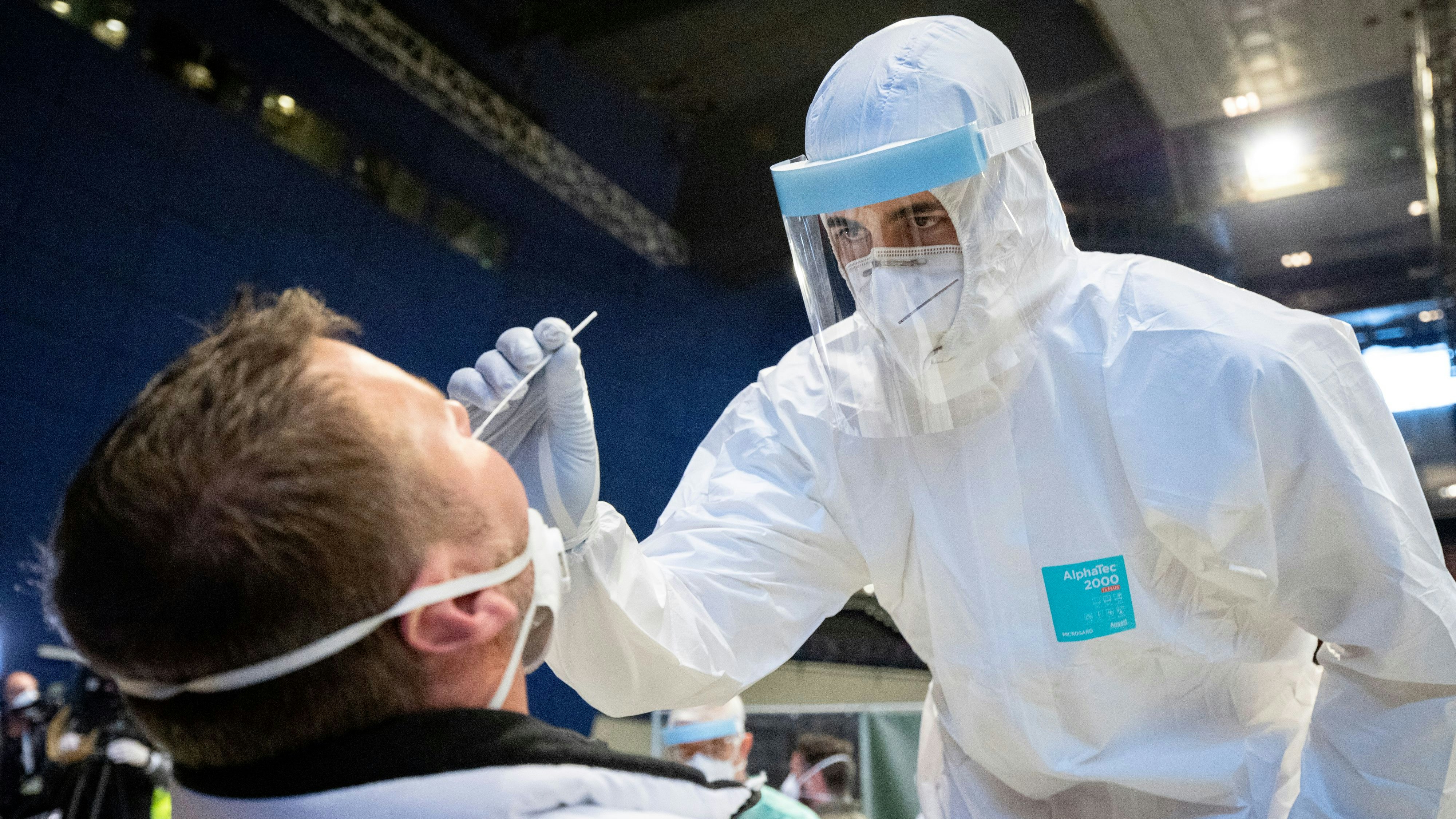 Corona-Teststraße in der Wiener Stadthalle. Im Bild: Ein Helfer mit speziellem Schutzanzug nimmt einen Abstrich