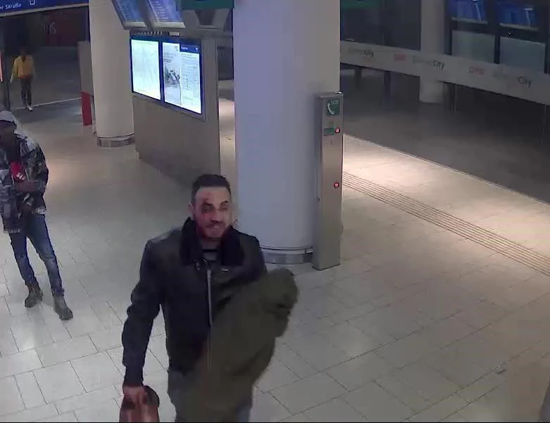 Der Gesuchte lief mit Blut im Gesicht durch den Westbahnhof.