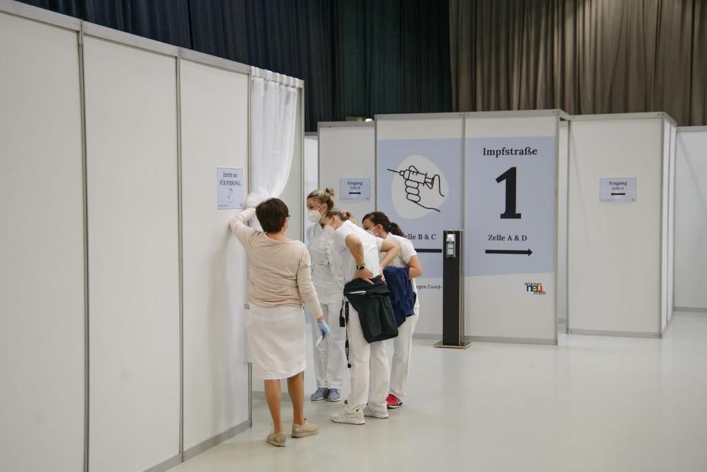 Jeweils 2.000 Personen pro Woche können nun an den neuen Standorten geimpft werden. (Symbolbild Impfstraße)
