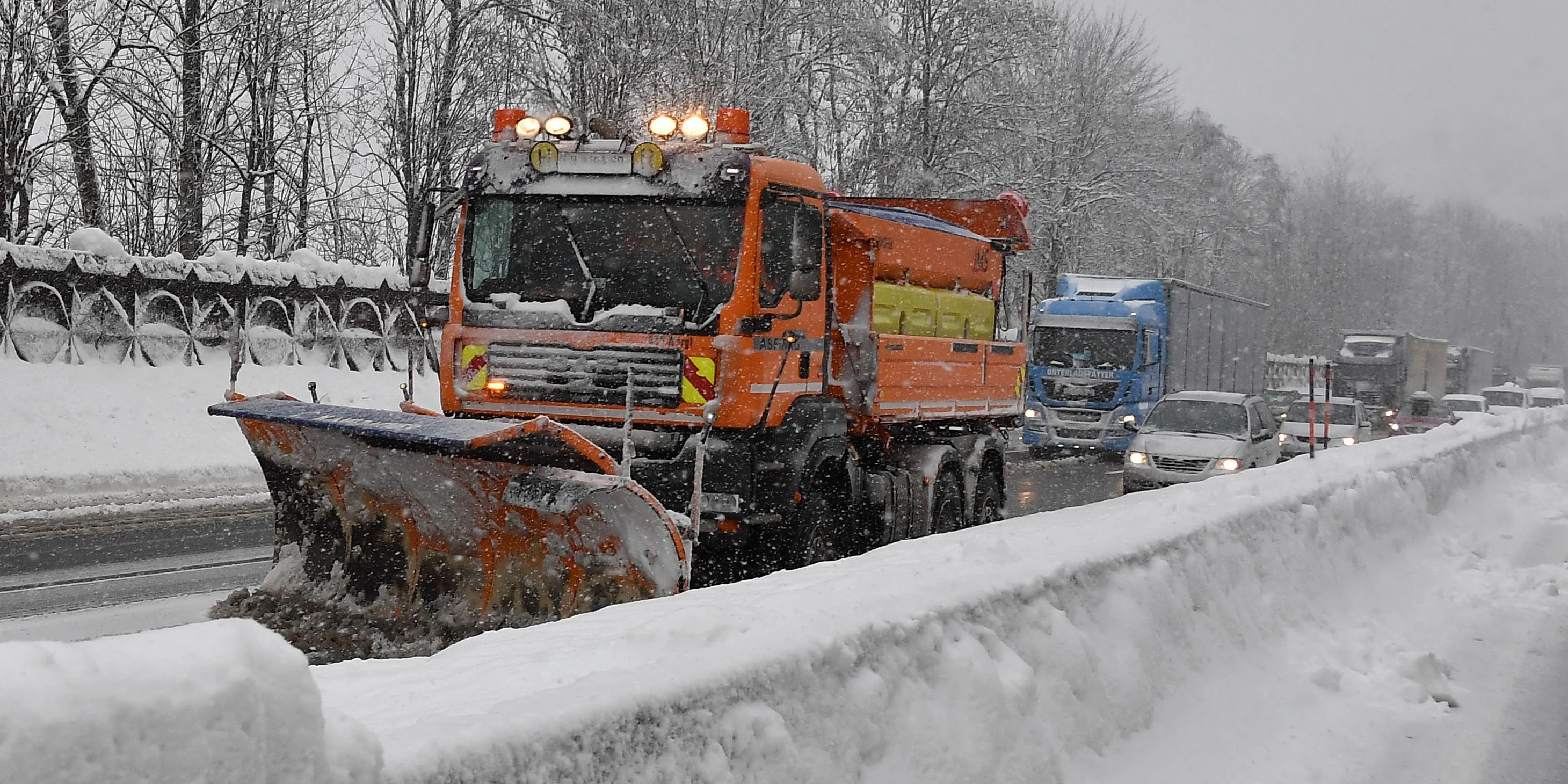 Schneeräumer im Einsatz - hier bei Kufstein (Archivfoto). In den nächsten Tagen wird es wieder winterlich in Österreich. 