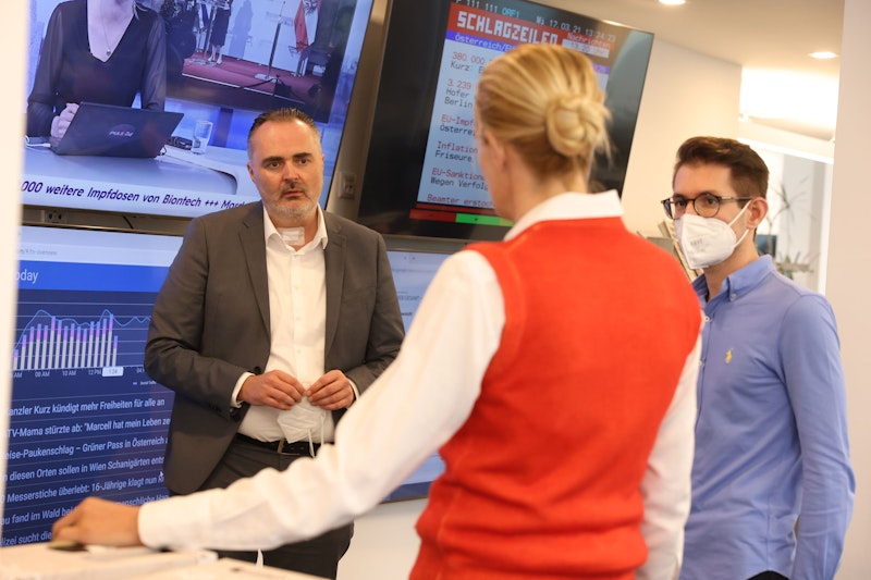 Austausch im Newsroom: Doskozil mit Verlegerin Eva Dichand und <em>Heute.at</em>-Chefredakteur Clemens Oistric