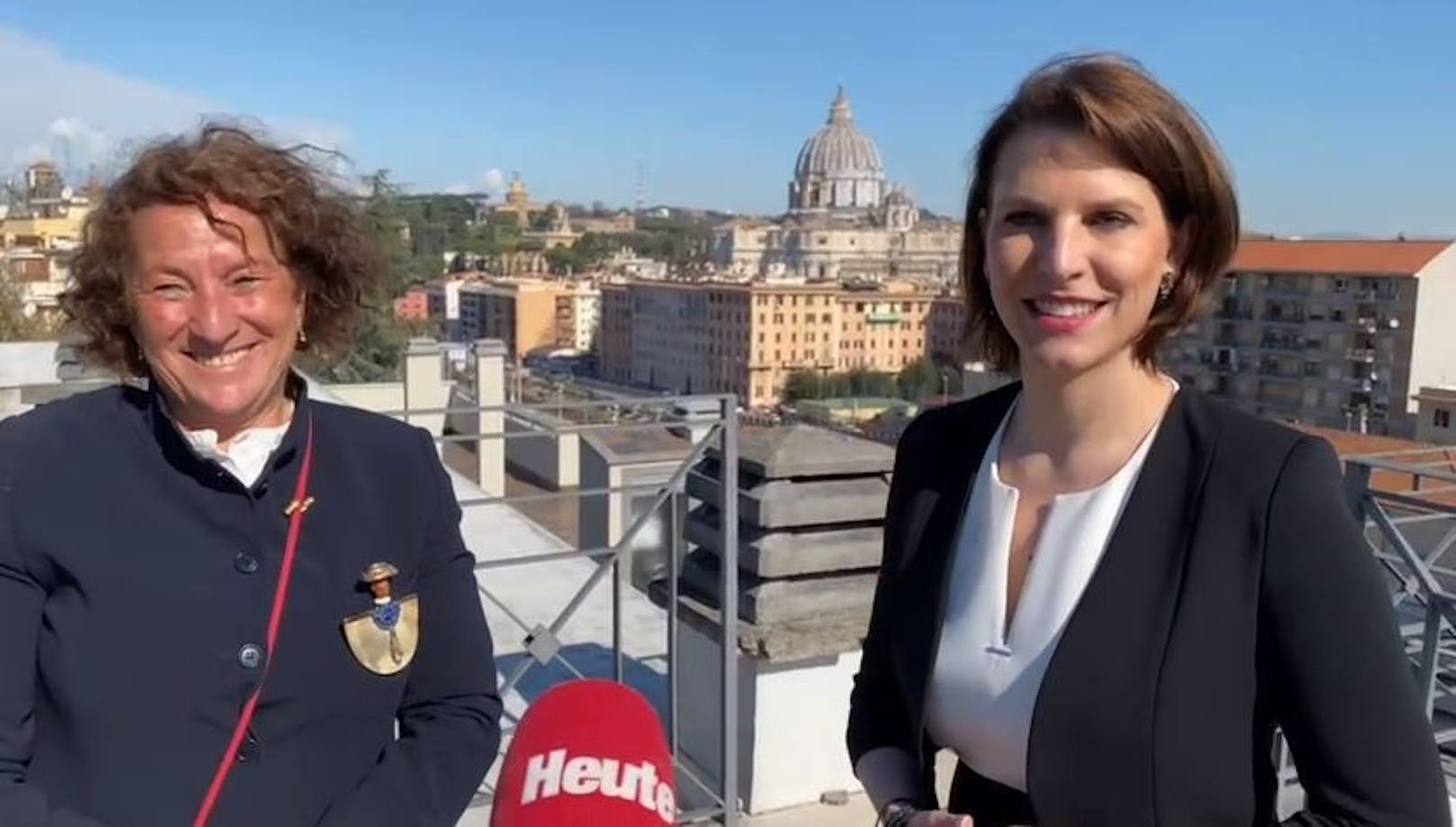 Europaministerin Karoline Edtstadler (ÖVP, r.) mit der Hotelbetreiberin Catherine Delmirani in Rom.