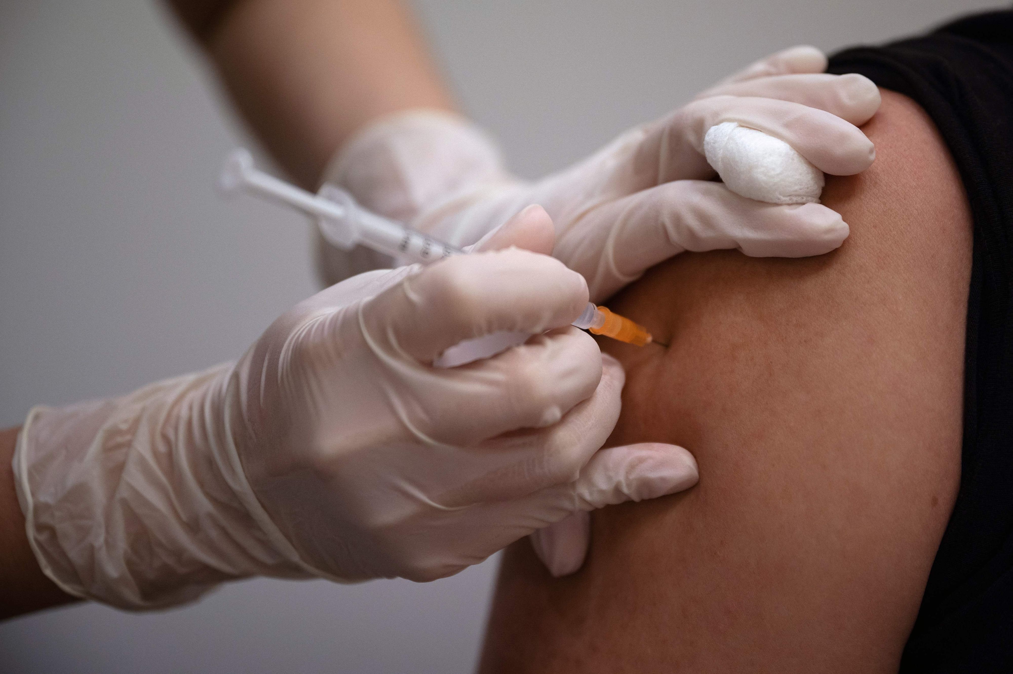 Eine Impfung mit dem Biontech/Pfizer Vakzin. Symbolbild