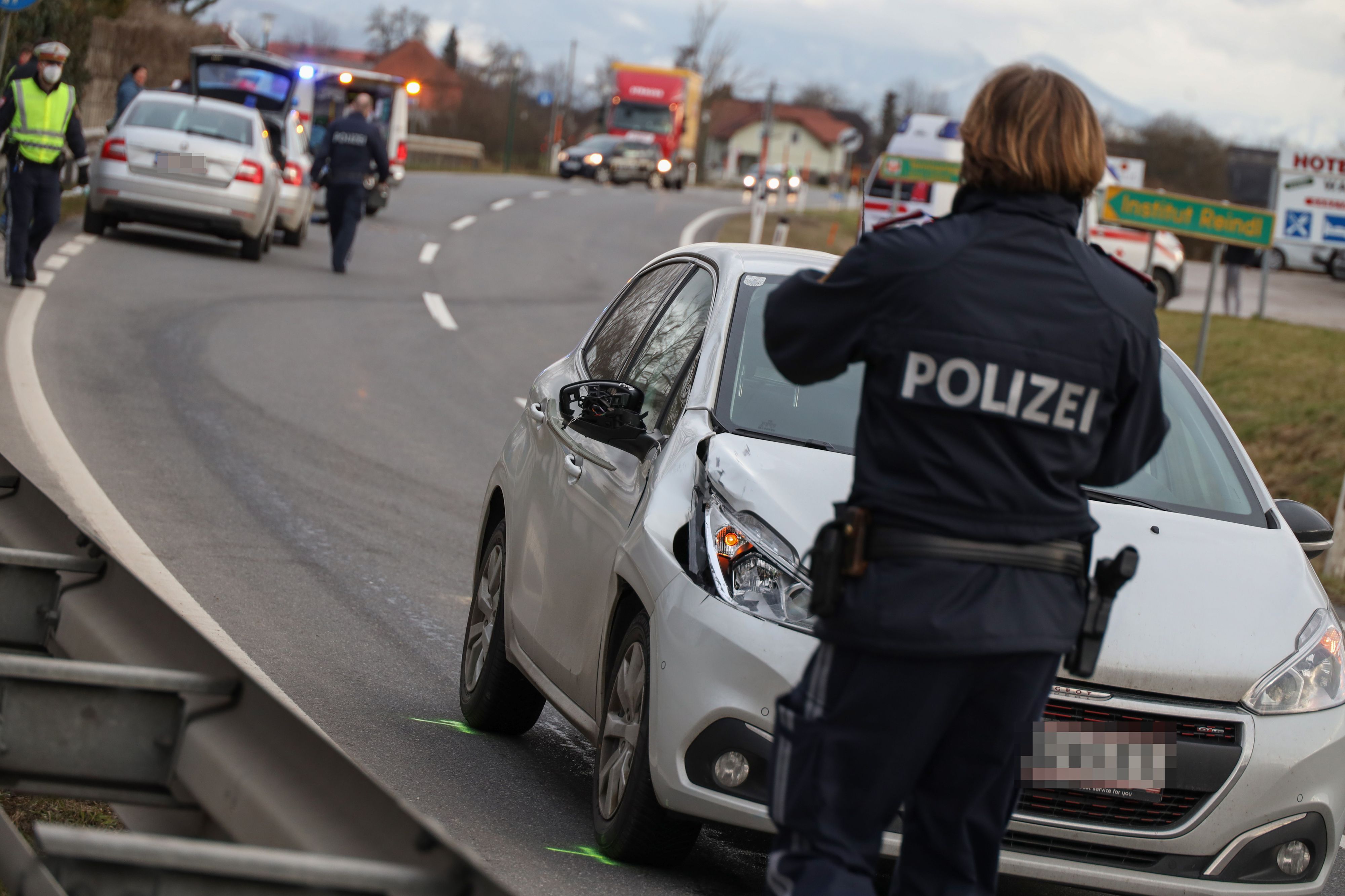 Der Fußgänger wurde von einem Auto erfasst und starb noch an der Unfallstelle.