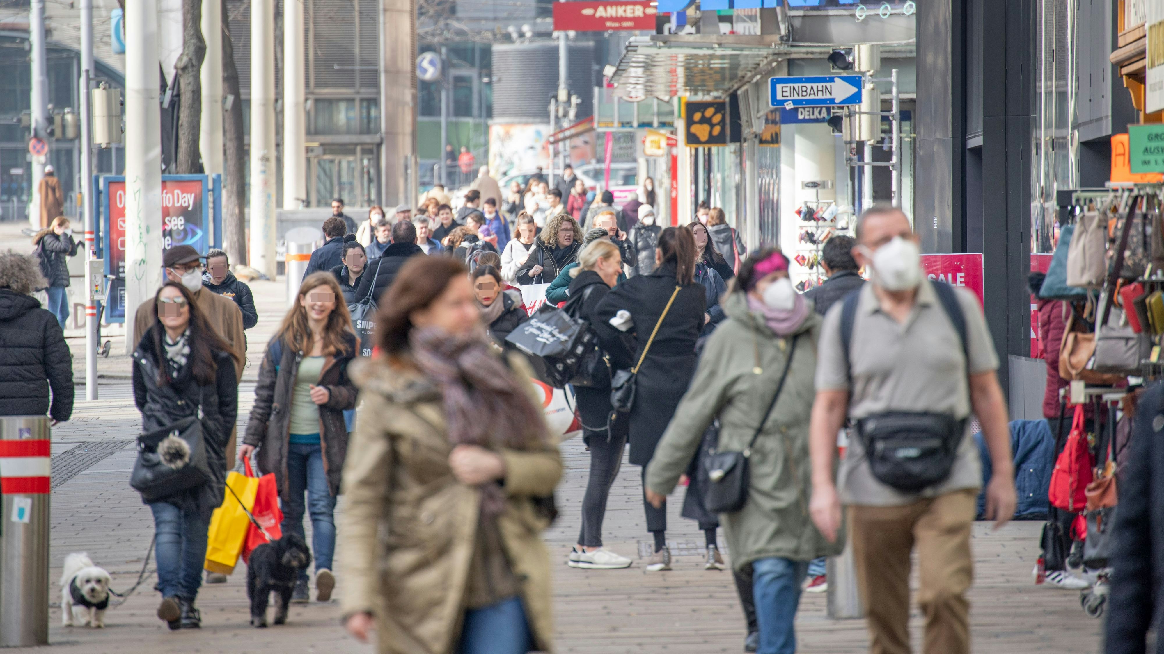 Passanten in der Mariahilfer Straße