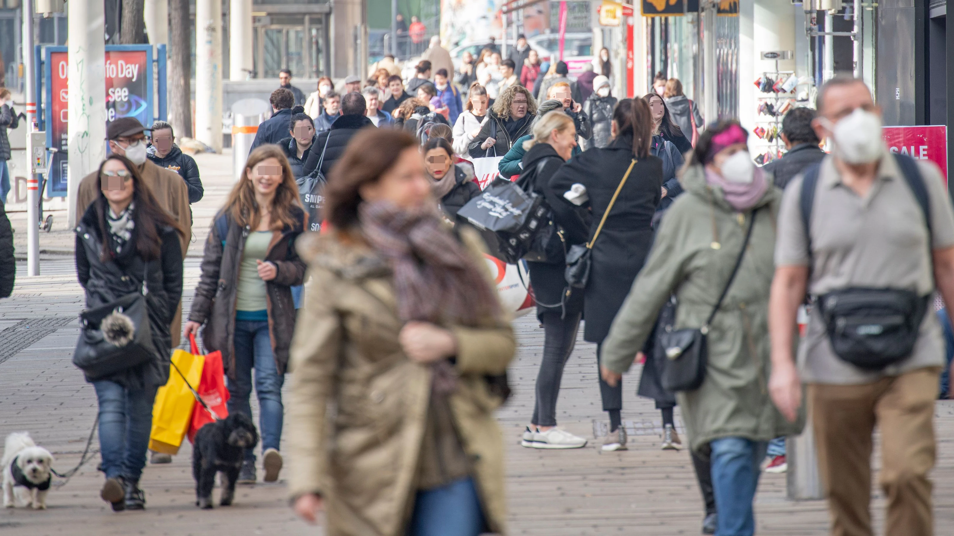 Passanten in der Mariahilfer Straße