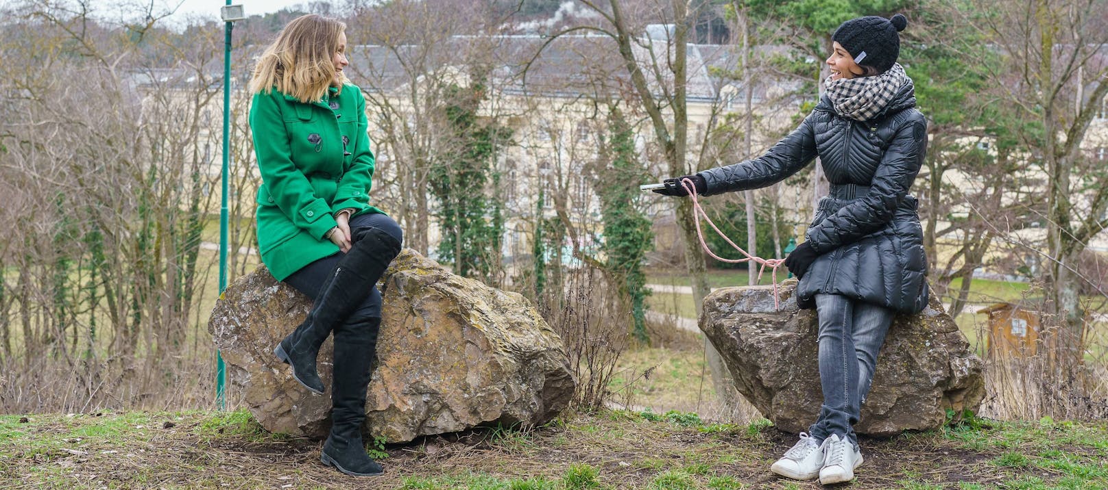 Interview bei einem Spaziergang rund um die Burg Liechtenstein mit Sängerin Missy May 