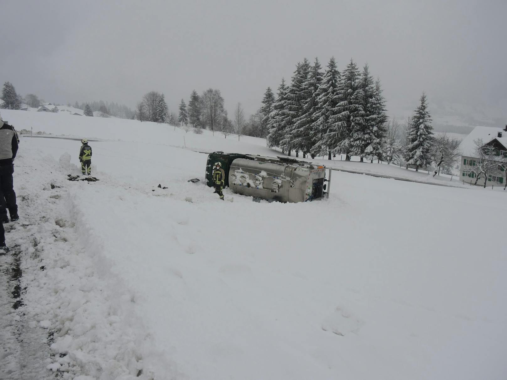 Crash im Schnee-Chaos: Milchlaster stürzt von Straße