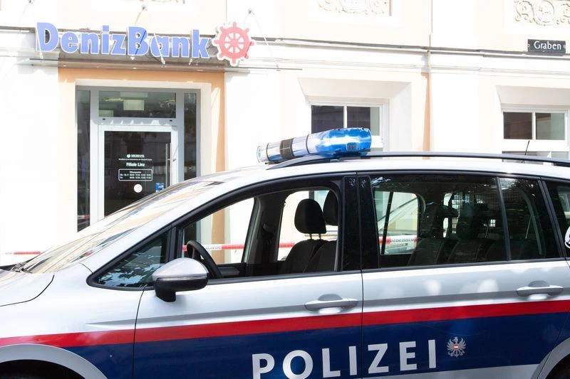 Mit einer Pistole bewaffnet überfiel ein Mann am Mittwoch die Deniz-Bank im Linzer Graben.