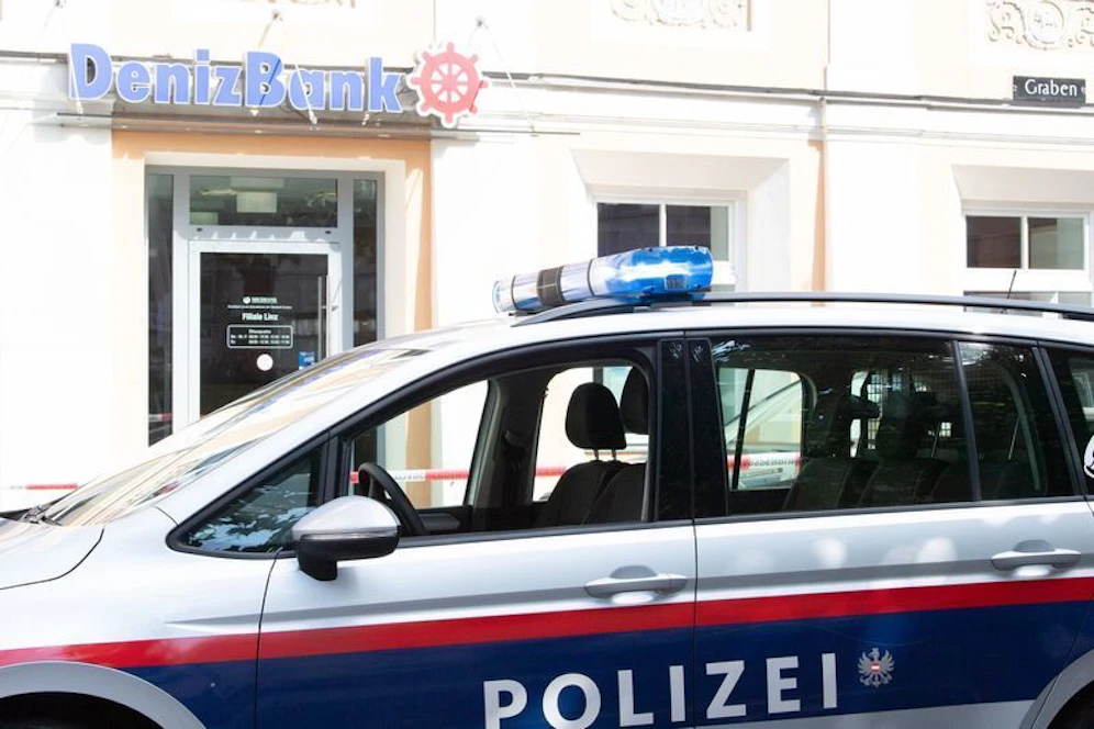Mit einer Pistole bewaffnet überfiel ein Mann am Mittwoch die Deniz-Bank im Linzer Graben.