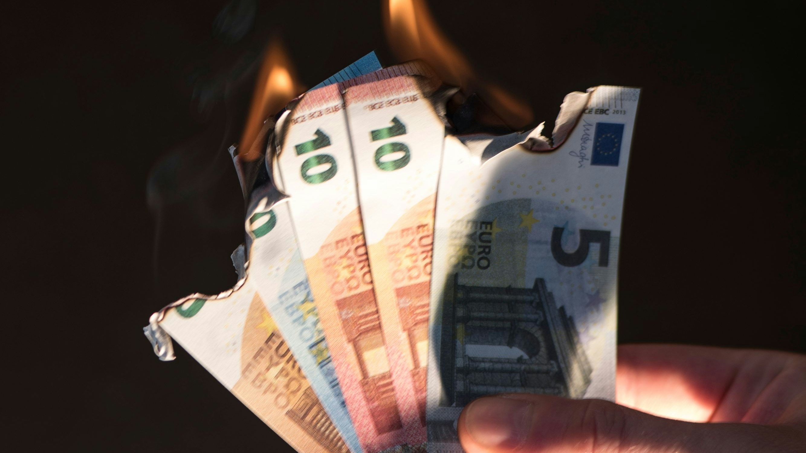 Die Kosten für Wohnen, Energie und Wasser brennen das Ersparte weg.