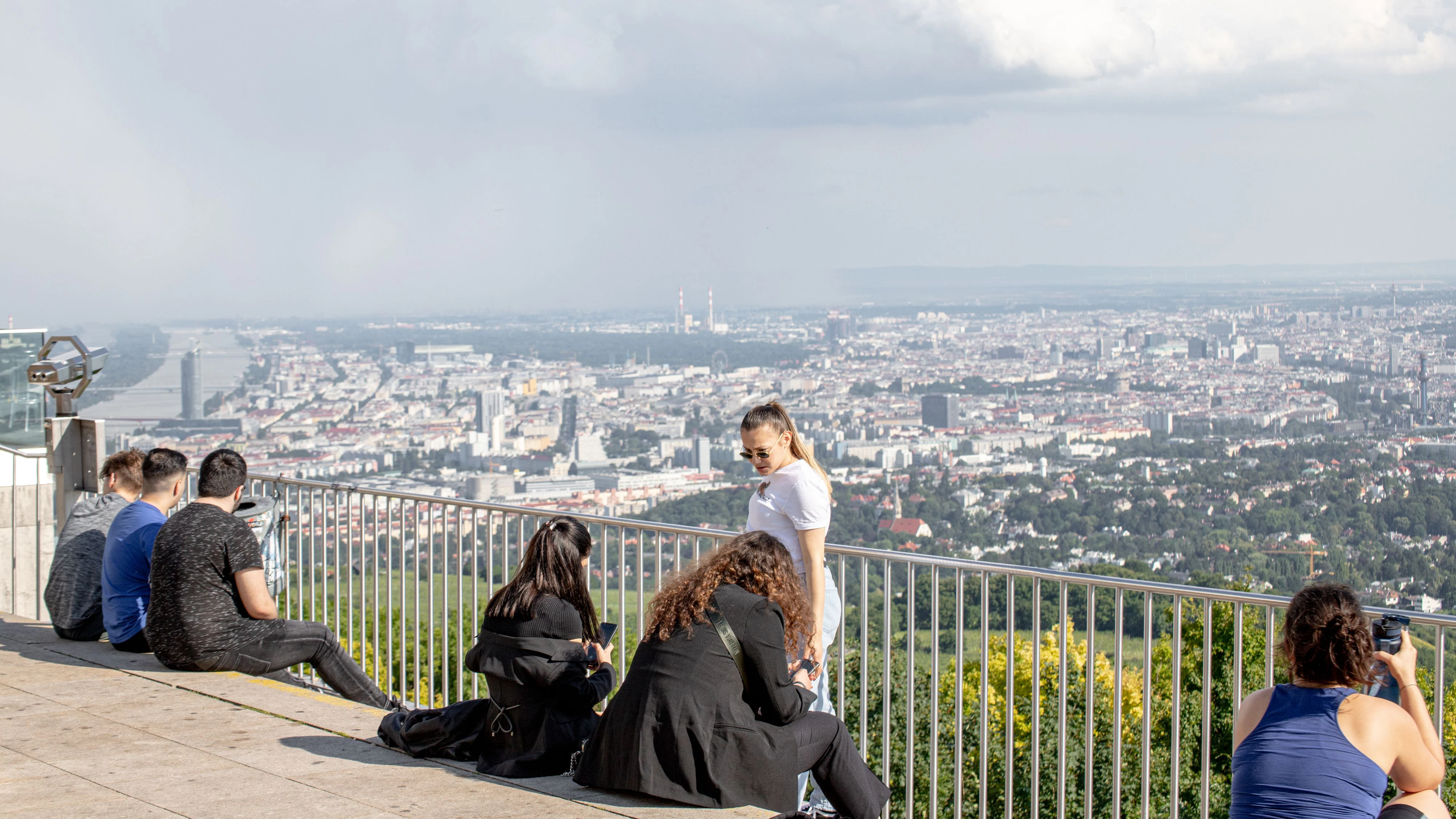 Weitblick vom Kahlenberg auf Weinberge und die Stadt Wien