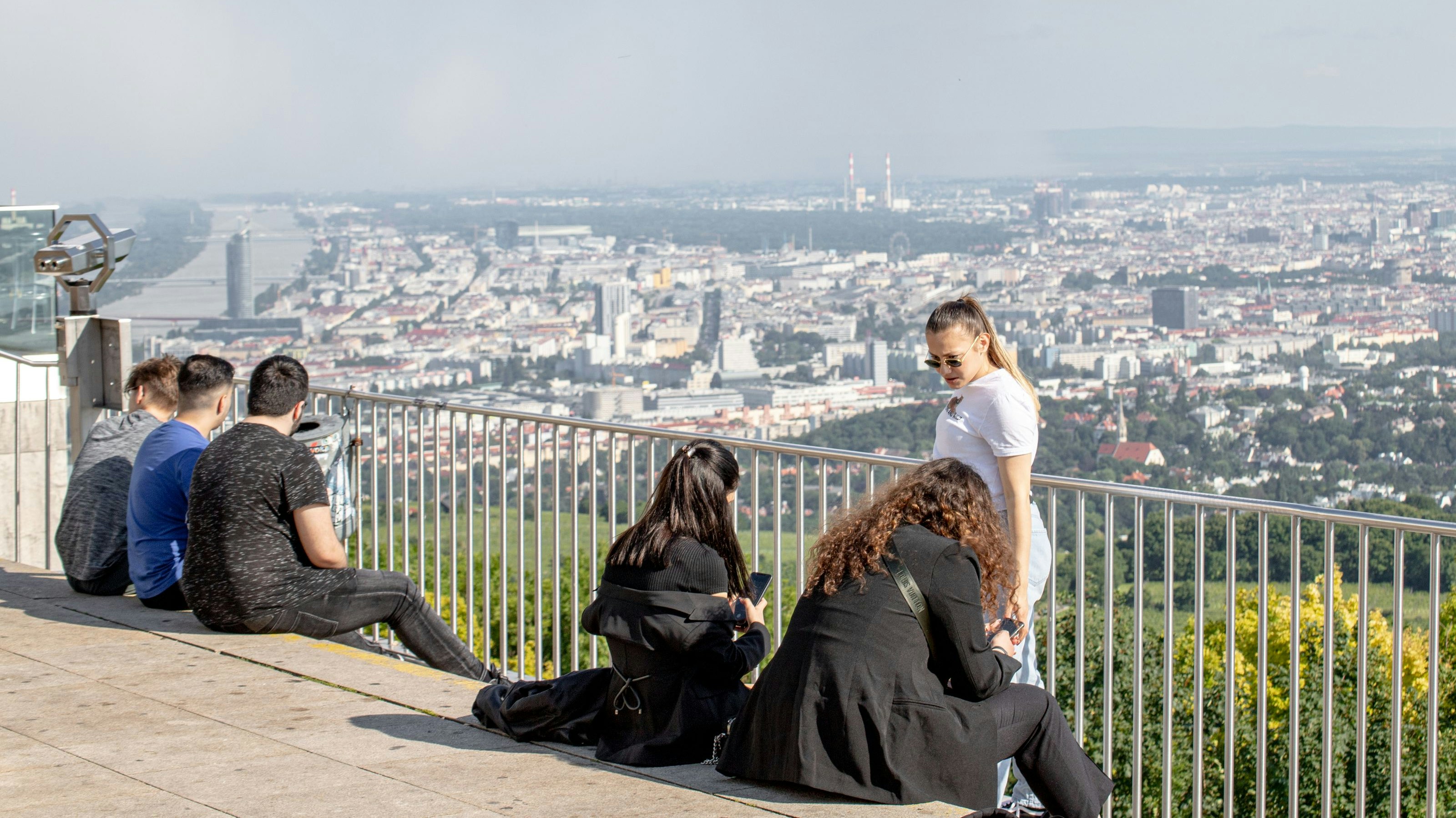 Weitblick vom Kahlenberg auf Weinberge und die Stadt Wien