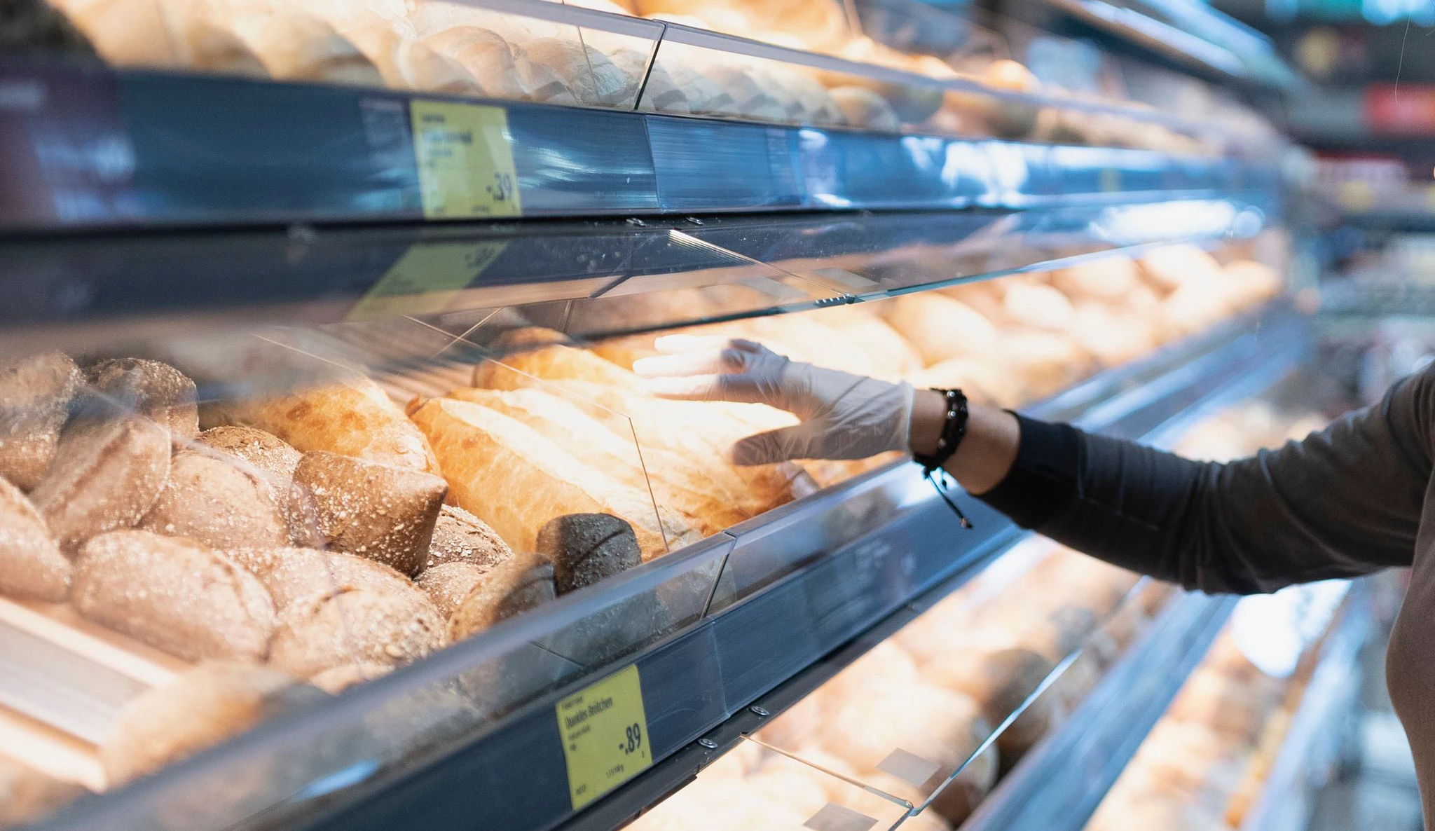 Download von www.picturedesk.com am 17.03.2021 (08:22).  An employee of Aldi fills the bread counter at the Aldi Suisse branch in Ingenbohl, in the Canton of Schwyz, Switzerland, on August 22, 2019. (KEYSTONE/Gaetan Bally) Eine Angestellte von Aldi fuellt die Brotauslage, in der Aldi Suisse Filliale in Ingenbohl, Kanton Schwyz, am 22. August 2019. (KEYSTONE/Gaetan Bally) An employee of Aldi fills the bread counter at the Aldi Suisse branch in Ingenbohl, in the Canton of Schwyz, Switzerland, on August 22, 2019. (KEYSTONE/Gaetan Bally) (autotranslated) - 20190822_PD12328 - Rechteinfo: Rights Managed (RM)