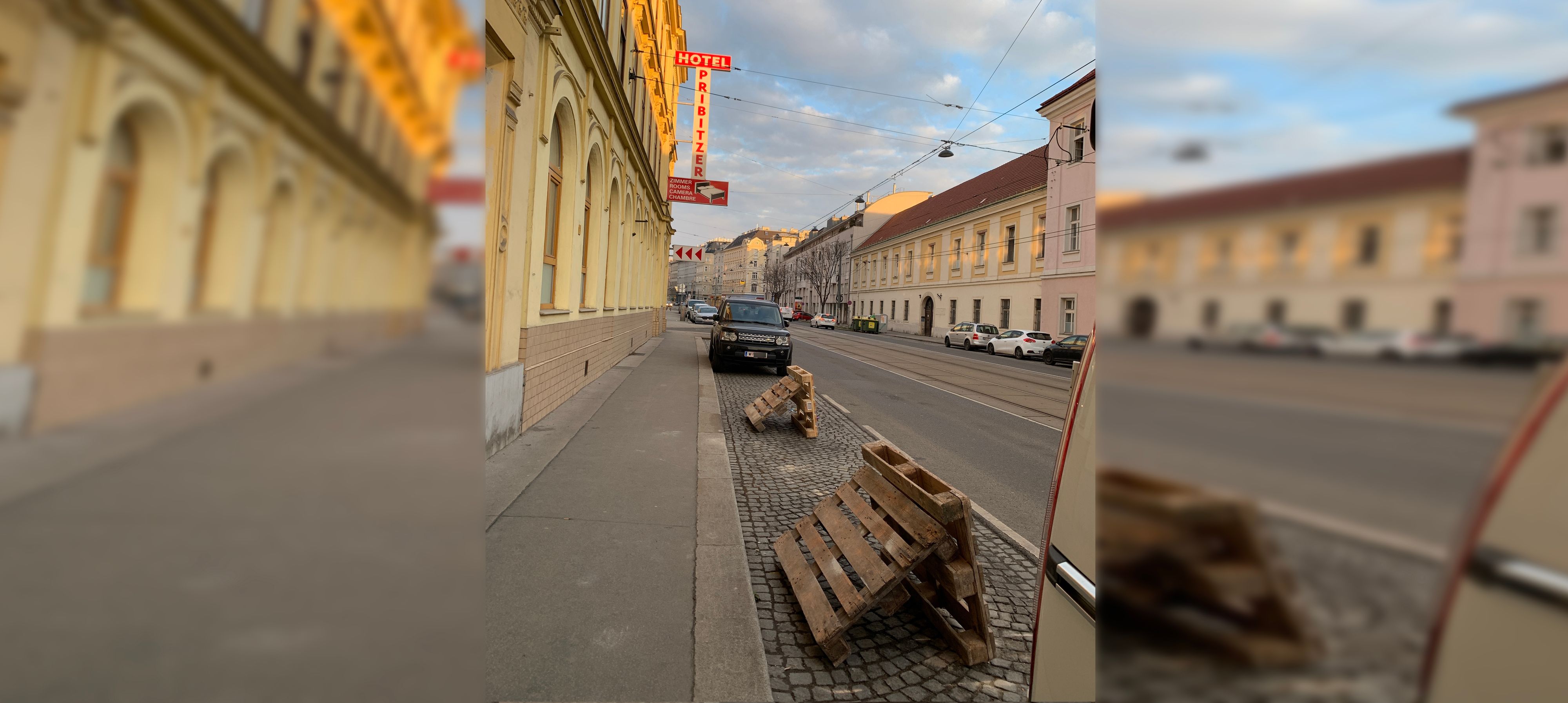 Parkplatz-Reservierung mit Paletten am Rennweg in Wien-Landstraße