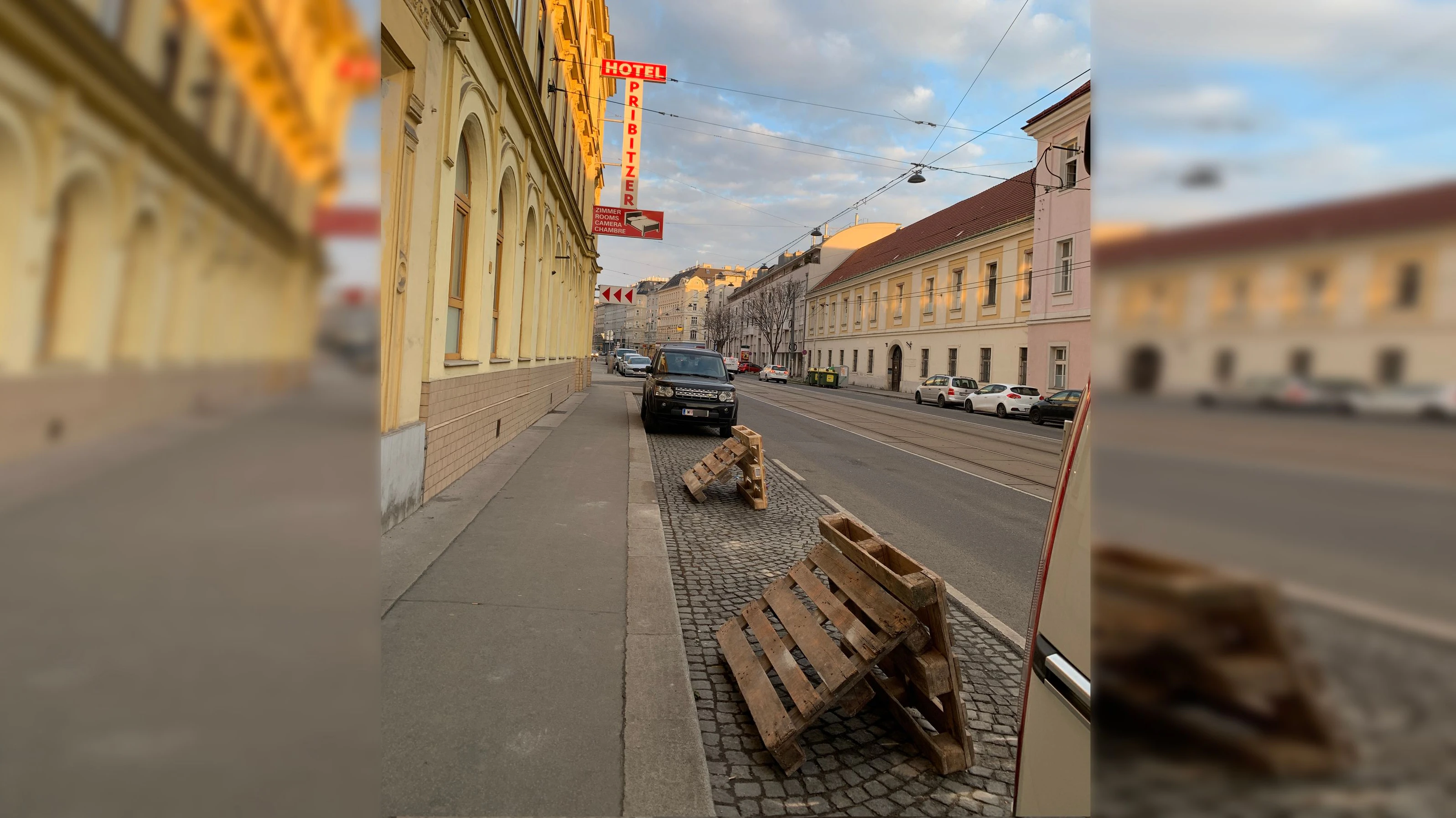 Parkplatz-Reservierung mit Paletten am Rennweg in Wien-Landstraße