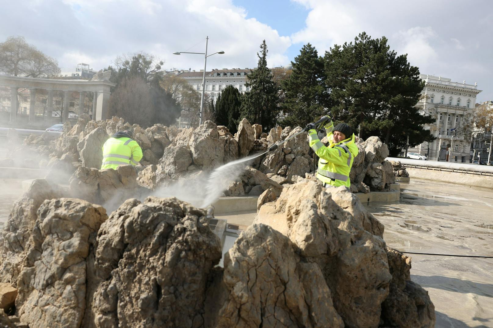 Mitarbeiter von Wiener Wasser machen den Hochstrahlbrunnen am Wiener Schwarzenbergplatz fit für die neue Saison. Ab Montag ist er wieder in Betrieb.