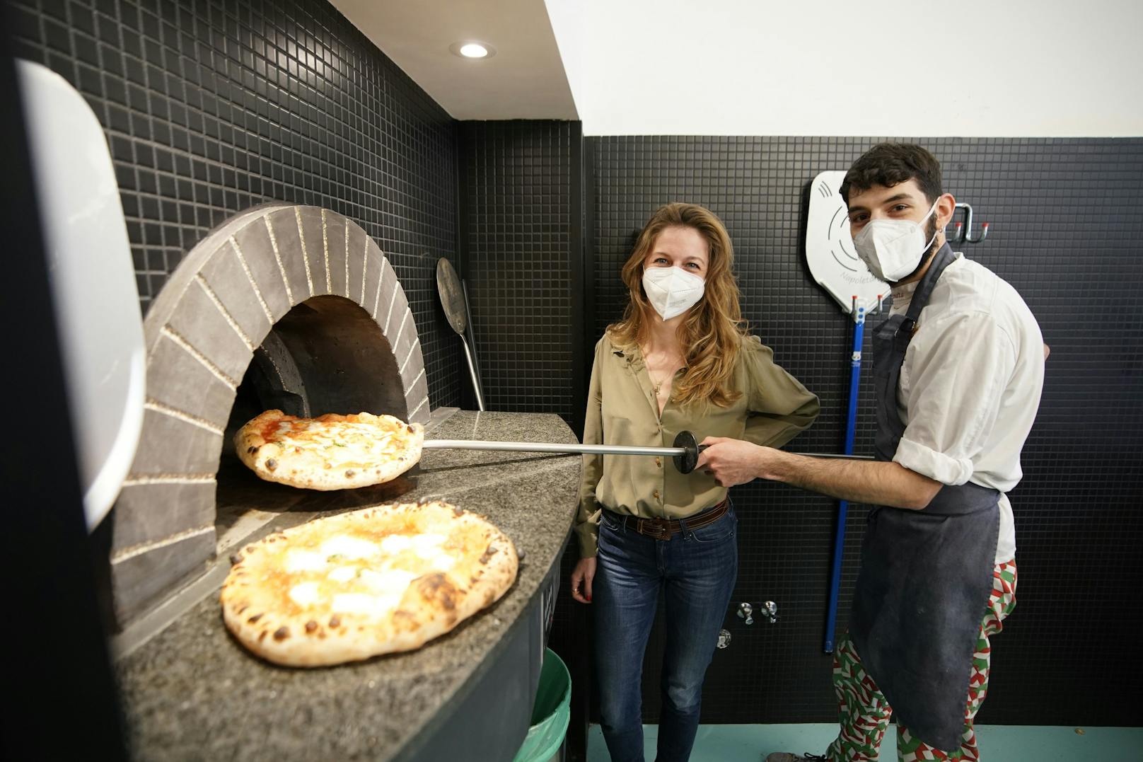 Verena Piontek mit Pizzabäcker Samuele Cometa.