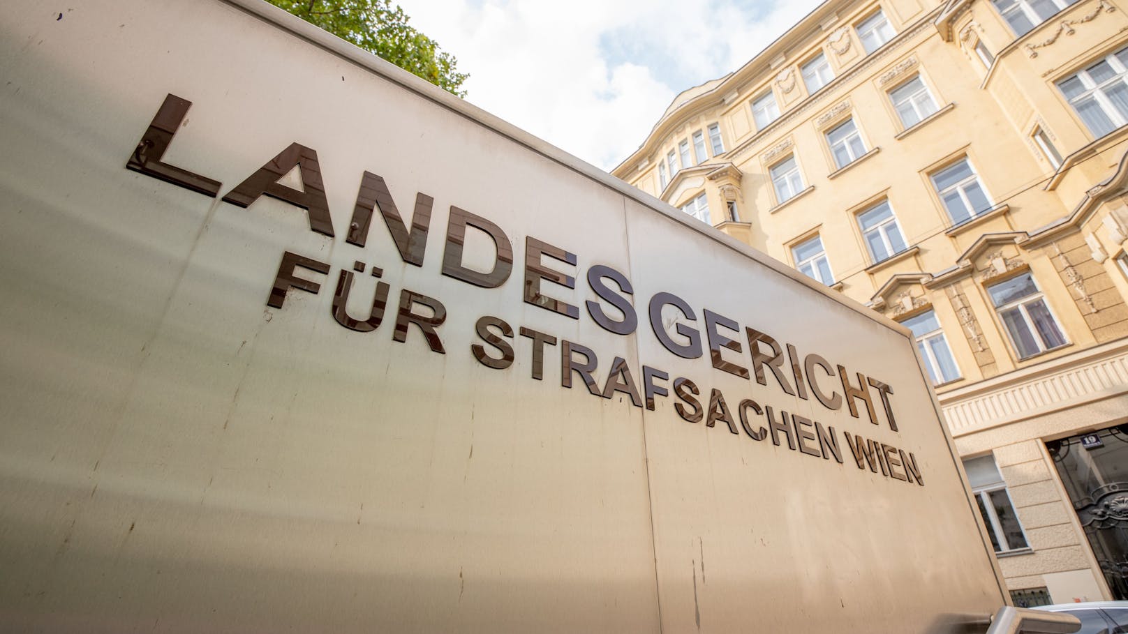 Das Wiener Landesgericht für Strafsachen hat am Freitag U-Haft für die zwei Tatverdächtigen (16, 18) im Mordfall Leonie verhängt.