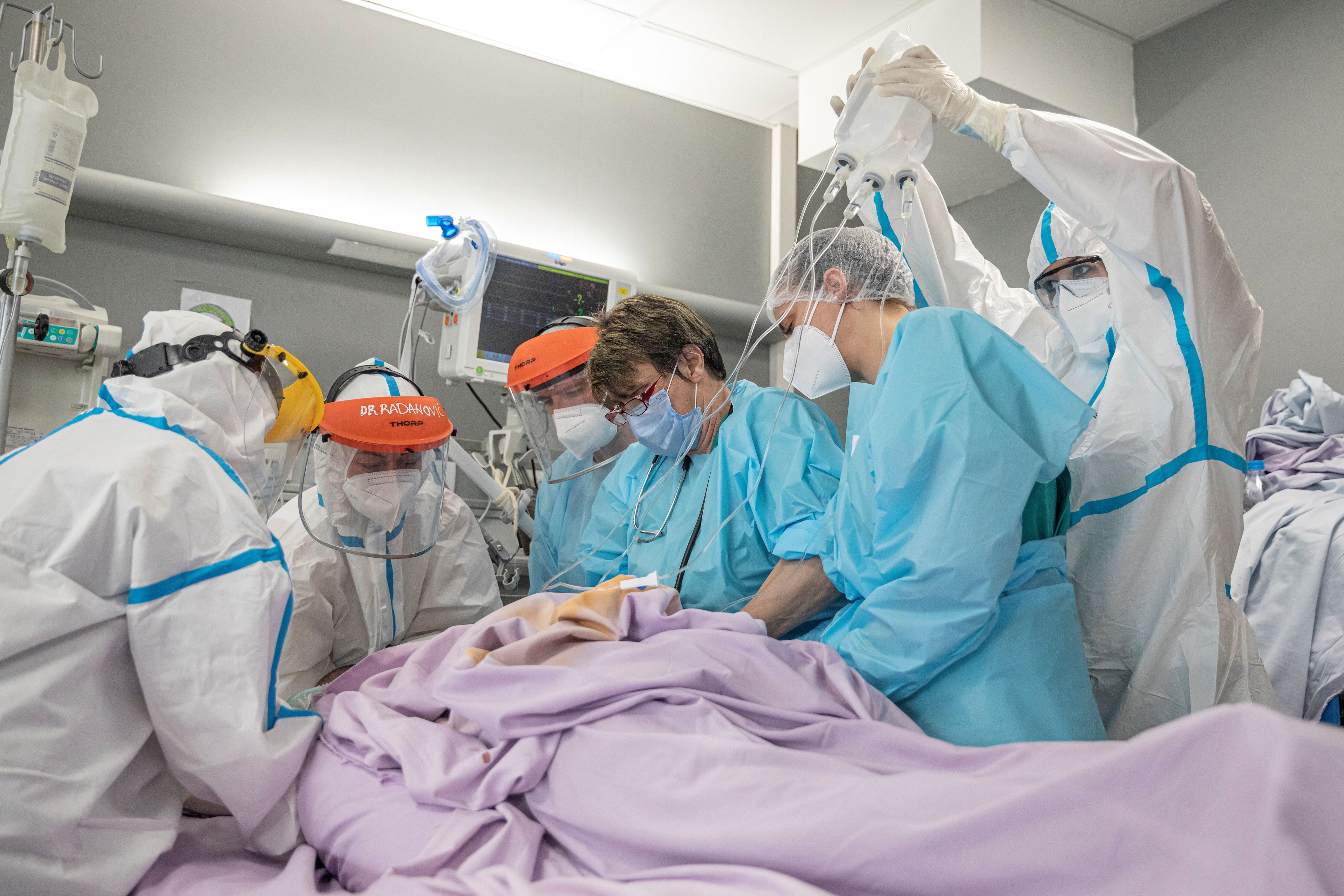 Die Zahl der belegten Intensiv-Betten nähert sich der Kapazitätsgrenze, sagen Experten.