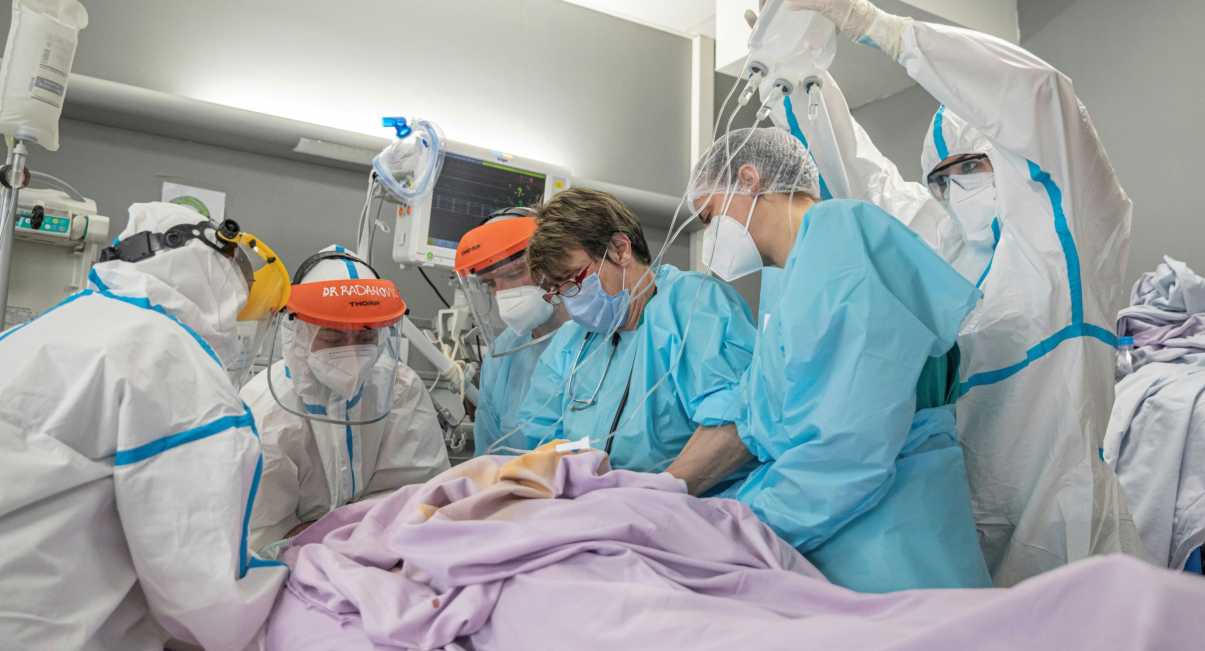 Die Zahl der belegten Intensiv-Betten nähert sich der Kapazitätsgrenze, sagen Experten.