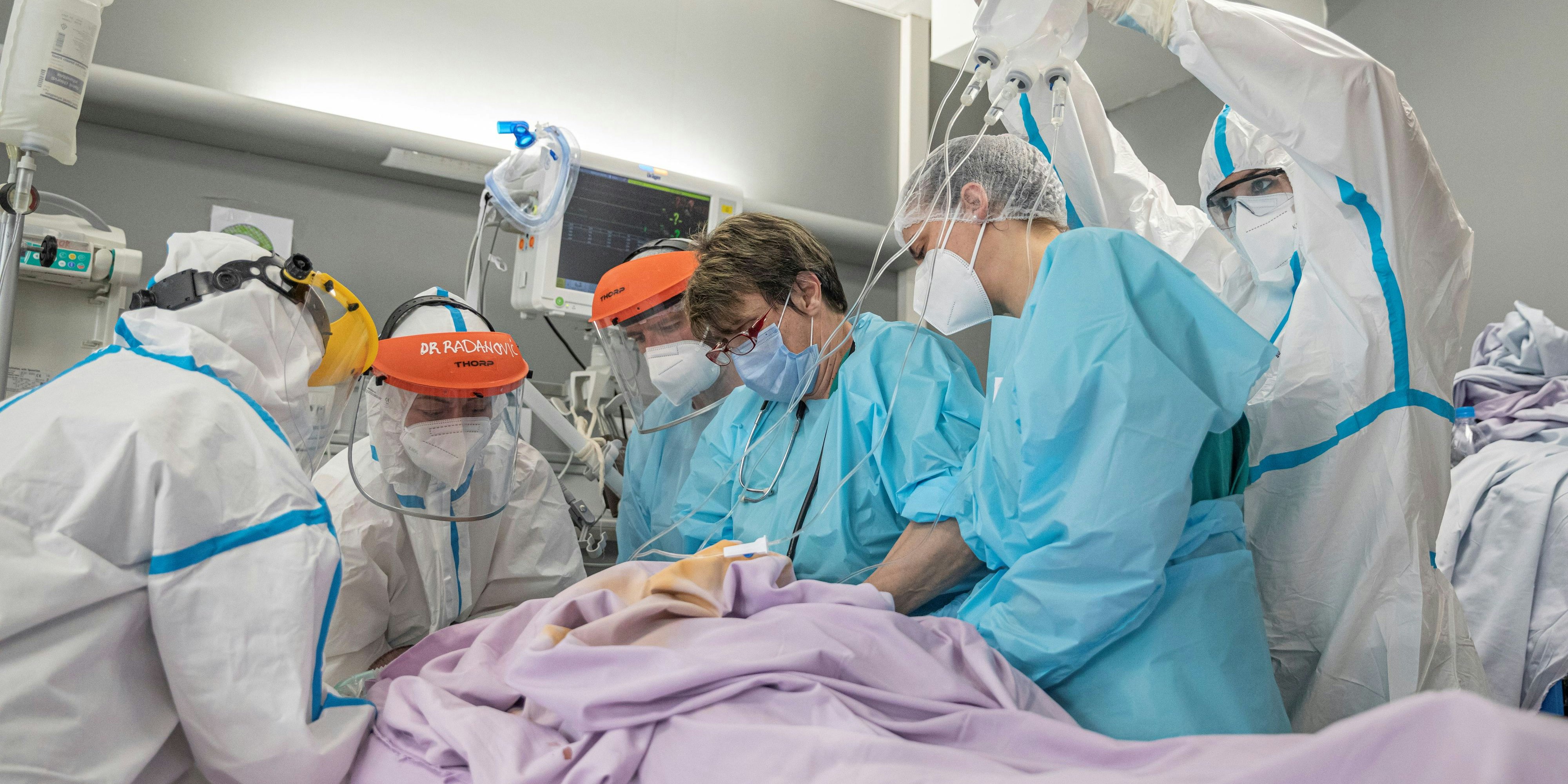 Die Zahl der belegten Intensiv-Betten nähert sich der Kapazitätsgrenze, sagen Experten.