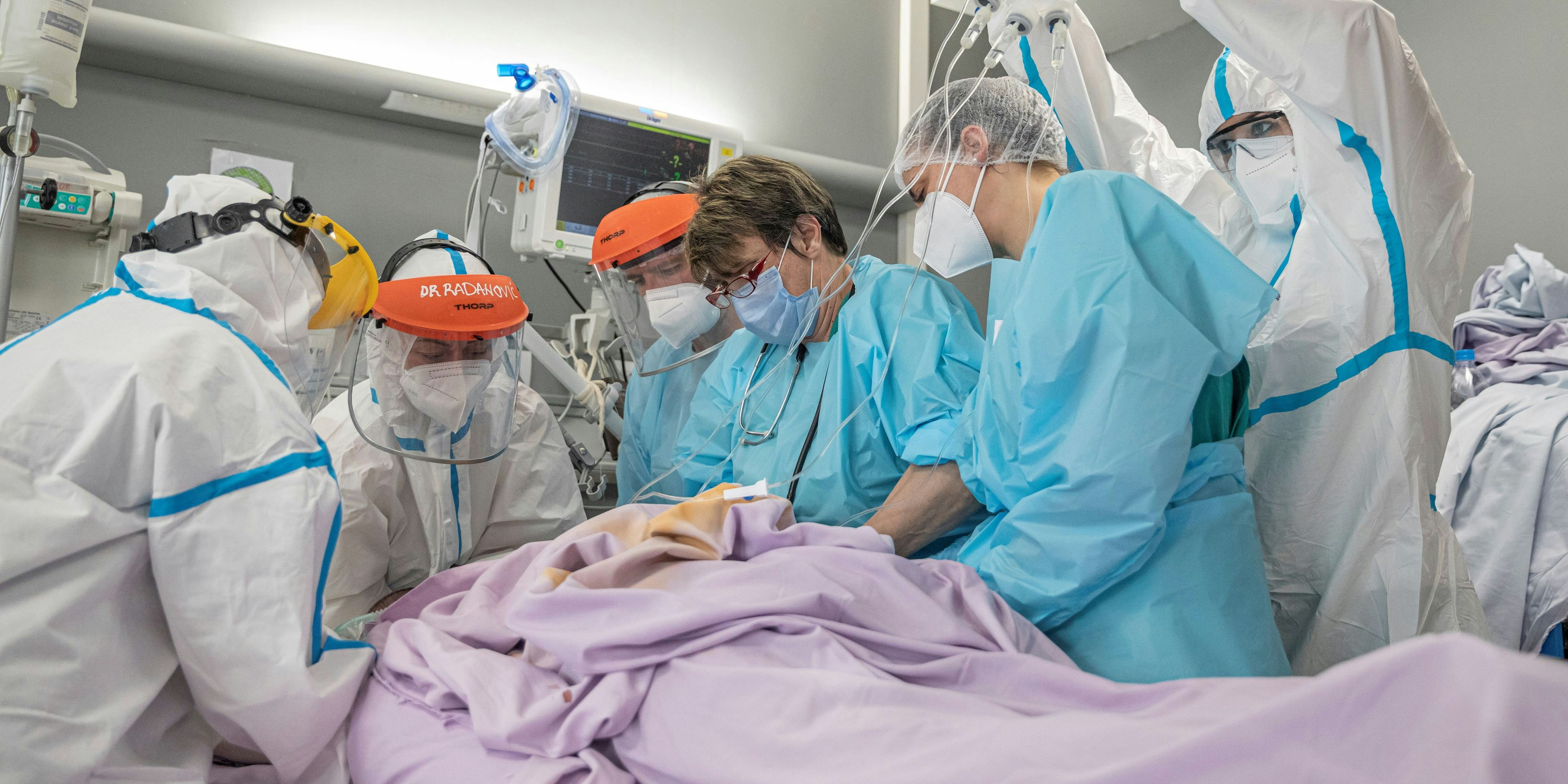 Die Zahl der belegten Intensiv-Betten nähert sich der Kapazitätsgrenze, sagen Experten.