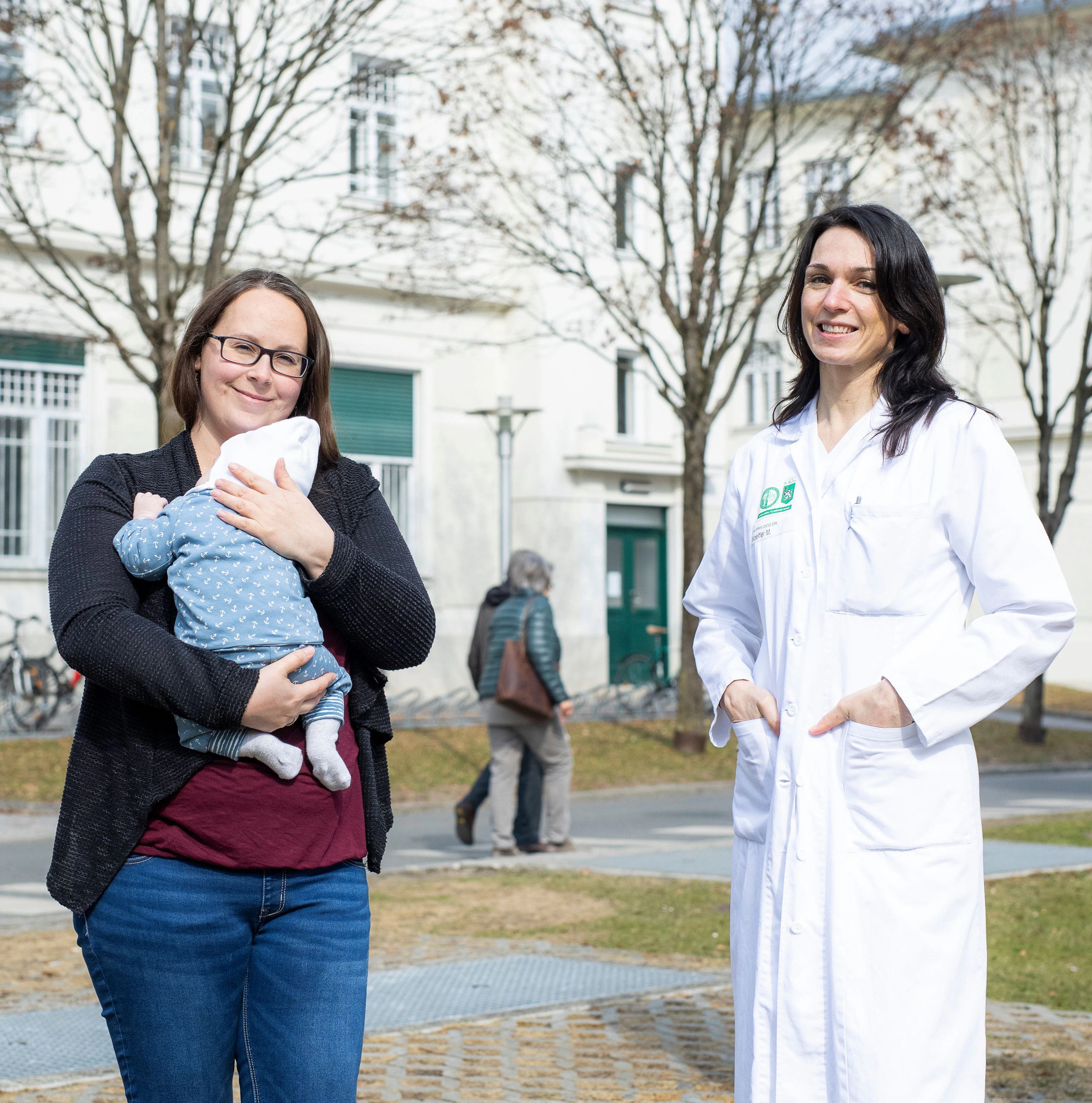 Michaela mit Sohn Felix und Ärztin Monika Wölfler