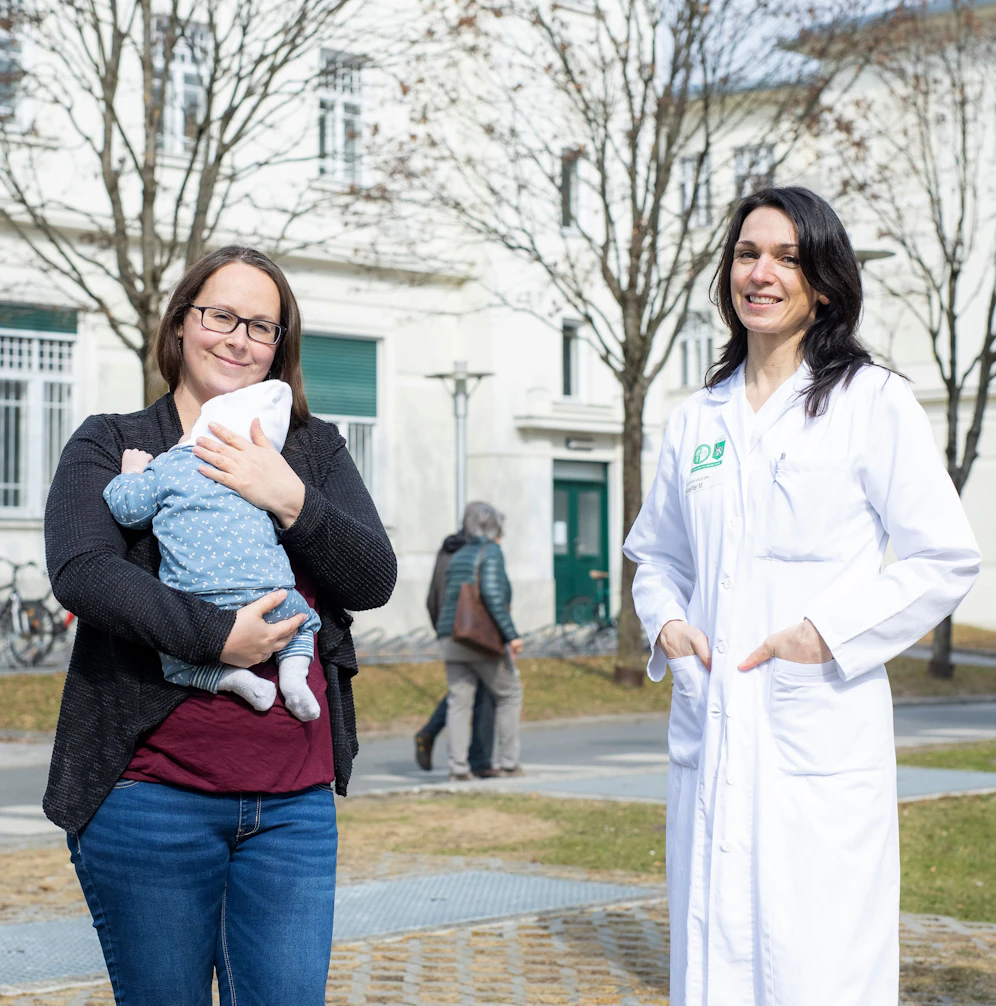 Michaela mit Sohn Felix und Ärztin Monika Wölfler
