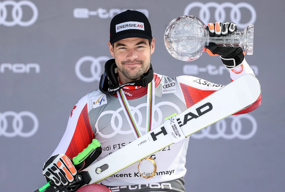 ÖSV-Star Vincent Kriechmayr strahlt mit der Kristallkugel um die Wette.