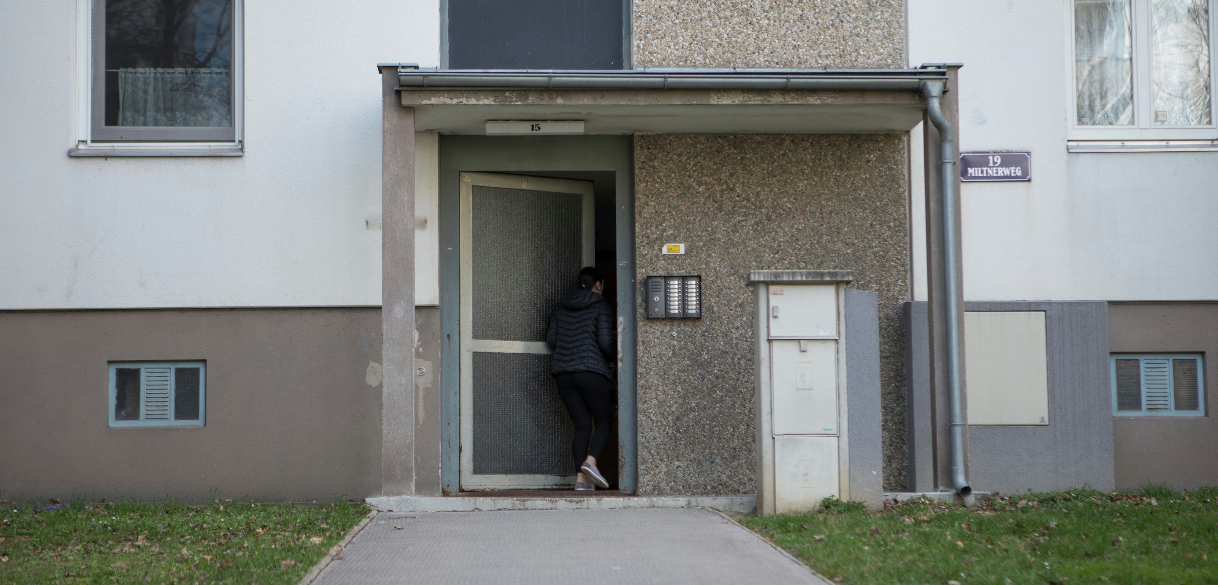 Download von www.picturedesk.com am 18.03.2021 (10:54).  ÖSTERREICH; WIEN; 20190327; Eine Bewohnerin geht in das Haus am Miltnerweg 19 in Wien, 11 Bezirk, Simmering in Wien am 27. März 2019. In einer Wohnung des Gemeindebaus ist eine Razzia wegen Terrorverdachts durchgeführt worden. Ein Iraker wurde festgenommen. Der 42-Jährige wird verdächtigt, an Anschlagsplänen auf ICE-Züge in Deutschland beteiligt gewesen zu sein. /// AUSTRIA; VIENNA; 20190327; A resident goes to the house on Miltnerweg 19 in Vienna, 11 district, Simmering in Vienna on March 27, 2019. In a apartment of the council housing, a raid on suspicion of terrorism has been carried out. An Iraqi was arrested. The 42-year-old is suspected of having been involved in plans to terror attact on ICE trains in Germany. - 20190328_PD0013 - Rechteinfo: Rights Managed (RM)