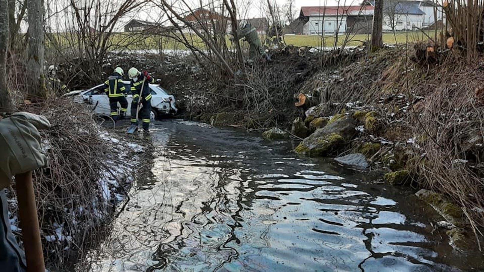 Ein Alkolenker landete in Pöndorf mit seinem Wagen in einem Bach. 