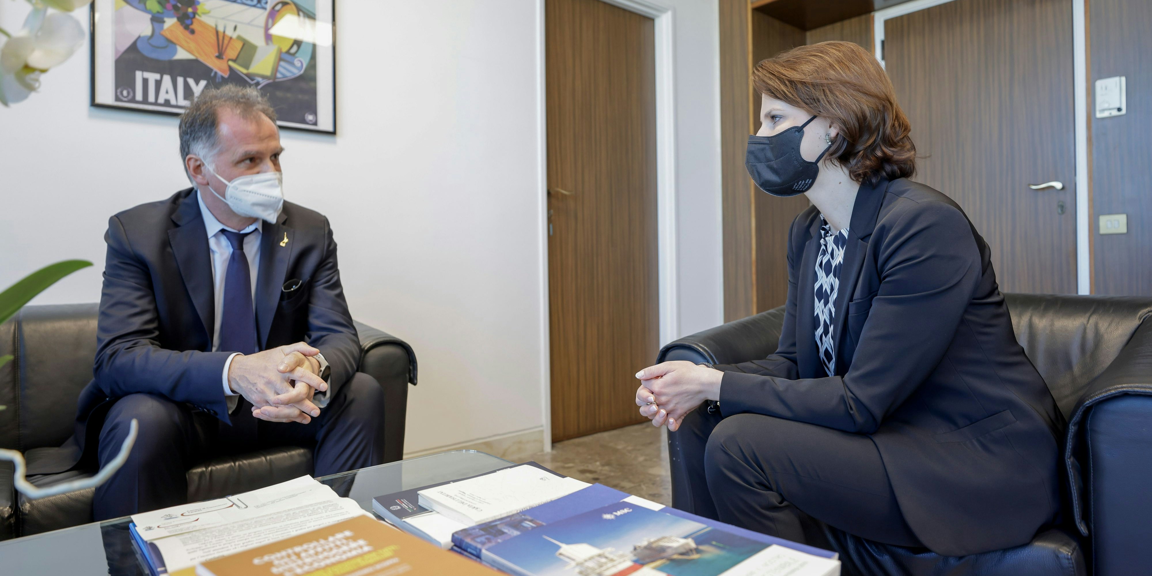 Ministerin Karoline Edtstadler im Gespräch mit dem italienischen Tourismusminister Massimo Garavaglia am Donnerstag in Rom.<br>