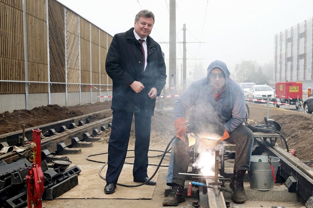 Infrastrukturlandesrat Günther Steinkellner (li.) kündigt an, dass die Bim der Linie 4 bis nach Ansfelden fahren soll.