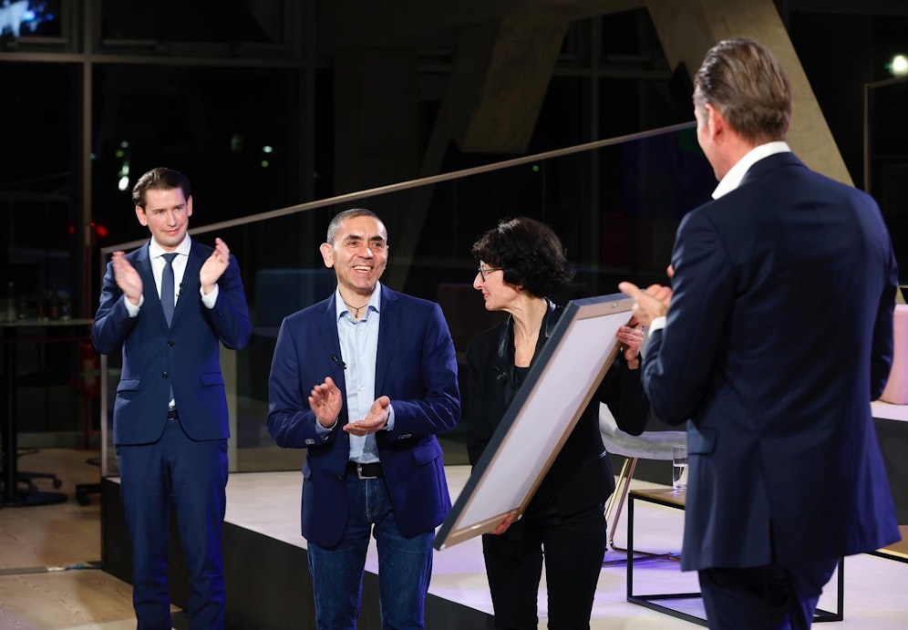 Sebastian Kurz nach seiner Laudatio für Özlem Türeci und Ugur Sahin.