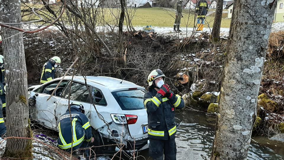 Ein Alkolenker landete in Pöndorf mit seinem Wagen in einem Bach. 