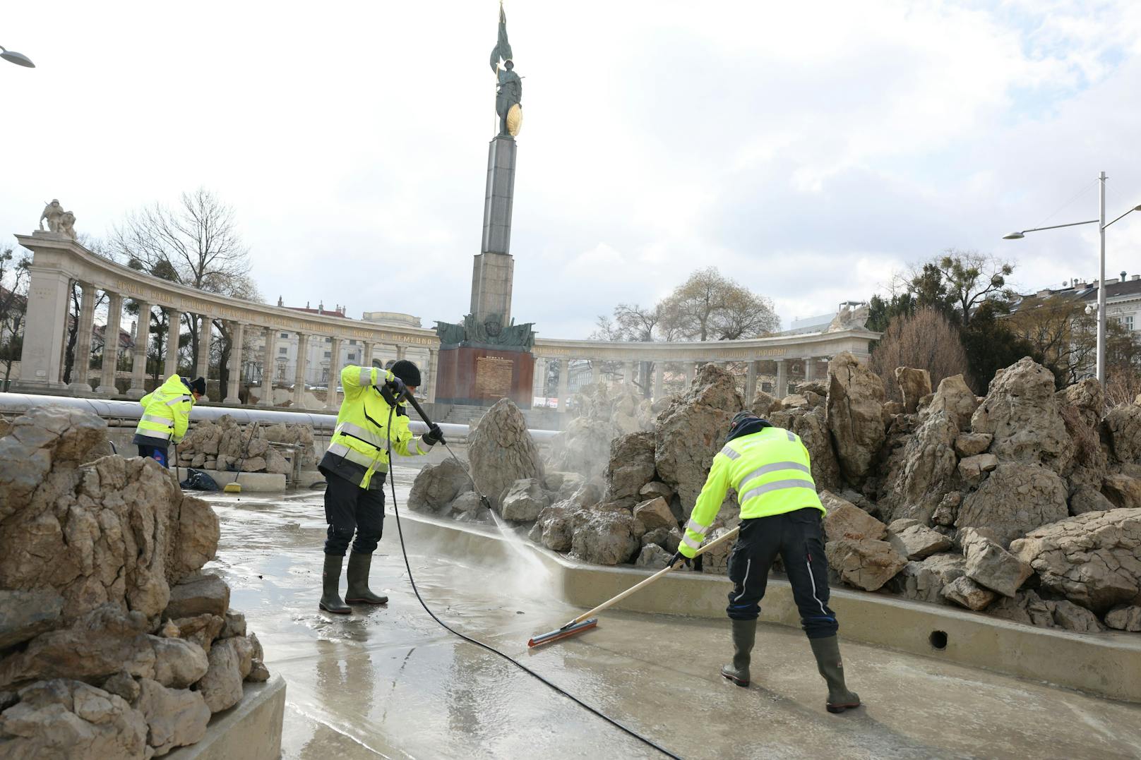 Mitarbeiter von Wiener Wasser machen den Hochstrahlbrunnen am Wiener Schwarzenbergplatz fit für die neue Saison. Ab Montag ist er wieder in Betrieb.