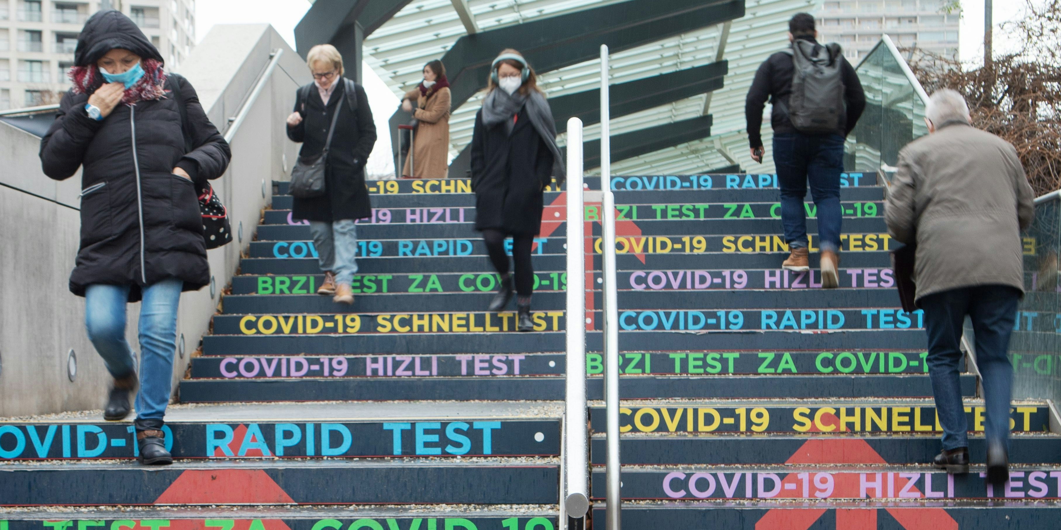 Download von www.picturedesk.com am 18.03.2021 (19:54).  ÖSTERREICH; WIEN; 20201223; Menschen tragen Schutzmasken am Weg zu dem Antigen Schnelltest an einer Stiege bei dem Austria Center Vienna in Wien am 23. Dezember 2020. Die Bereitschaft der österreichischen Bevölkerung hat nach der geringen Teilnahme an dem Corona Virus (COVID-19) vor Weihnachten stark zugenommen. /// AUSTRIA; VIENNA; 20201223; People wear protective masks on the way to the rapid antigen test on a staircase at the Austria Center Vienna in Vienna on December 23, 2020. The willingness of the Austrian population has increased sharply before Christmas after the low participation in the Corona Virus (COVID-19). - 20201223_PD2302 - Rechteinfo: Rights Managed (RM)