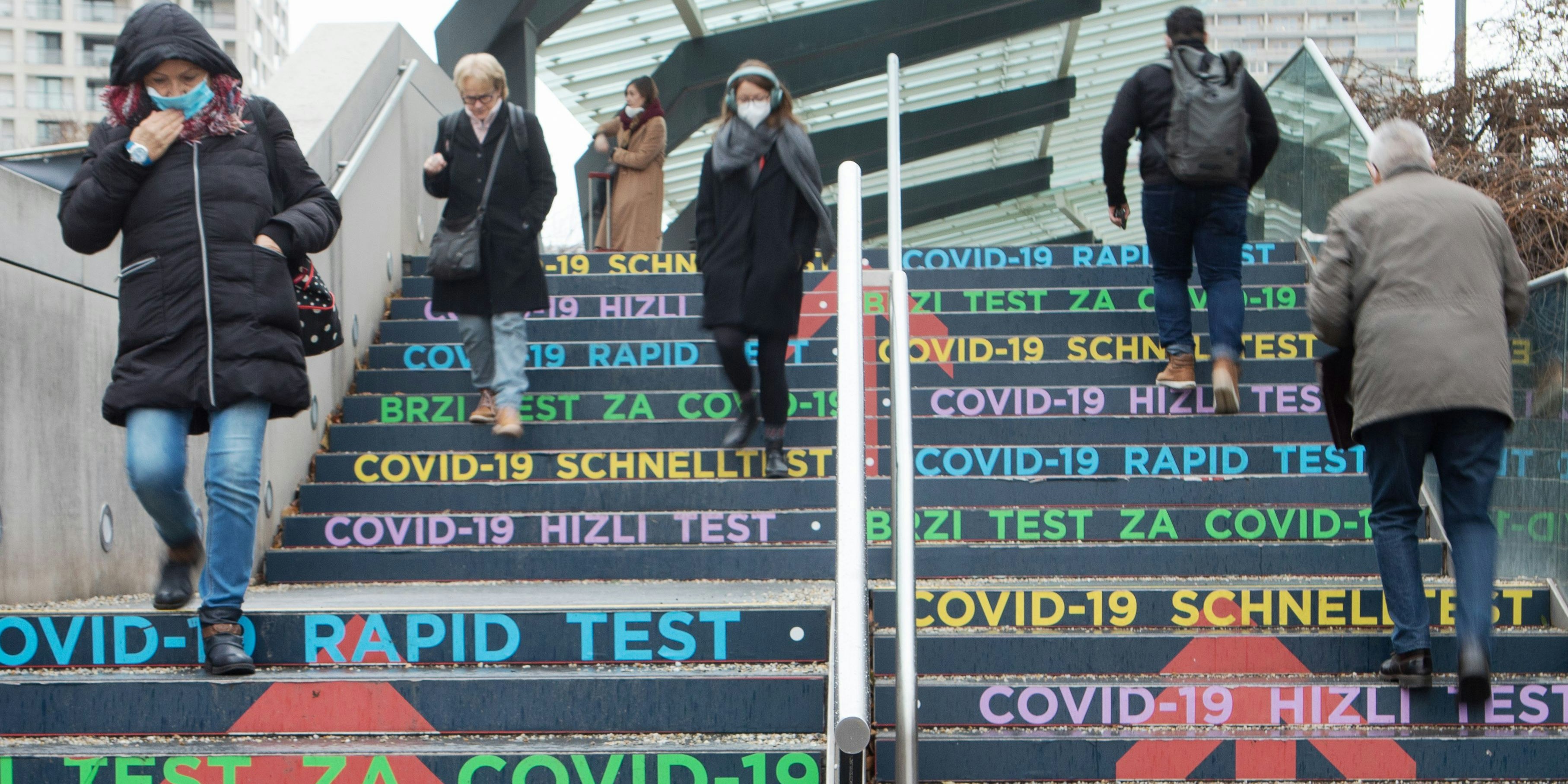 Download von www.picturedesk.com am 18.03.2021 (19:54).  ÖSTERREICH; WIEN; 20201223; Menschen tragen Schutzmasken am Weg zu dem Antigen Schnelltest an einer Stiege bei dem Austria Center Vienna in Wien am 23. Dezember 2020. Die Bereitschaft der österreichischen Bevölkerung hat nach der geringen Teilnahme an dem Corona Virus (COVID-19) vor Weihnachten stark zugenommen. /// AUSTRIA; VIENNA; 20201223; People wear protective masks on the way to the rapid antigen test on a staircase at the Austria Center Vienna in Vienna on December 23, 2020. The willingness of the Austrian population has increased sharply before Christmas after the low participation in the Corona Virus (COVID-19). - 20201223_PD2302 - Rechteinfo: Rights Managed (RM)
