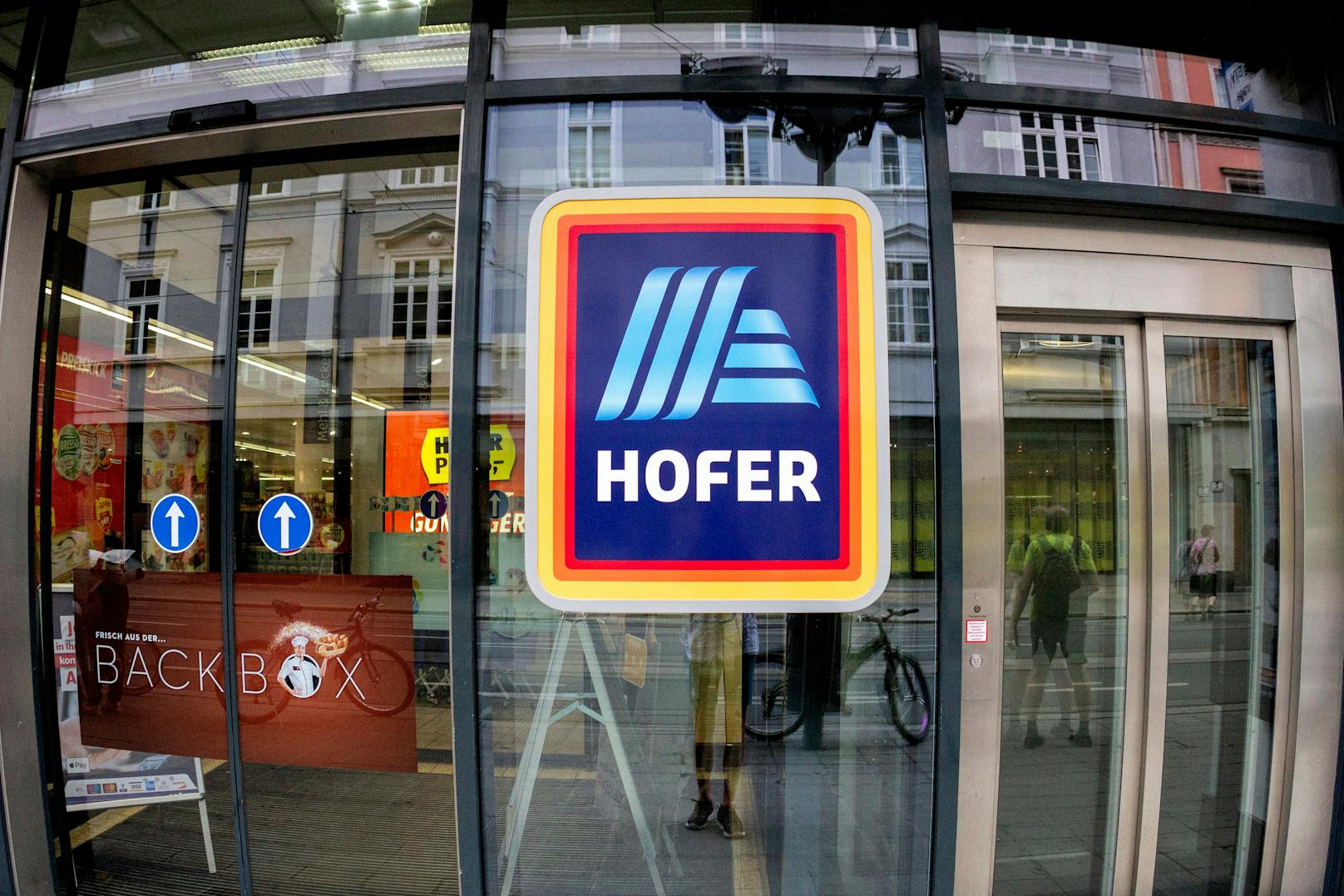 Das Hofer-Logo am Eingang einer Filiale