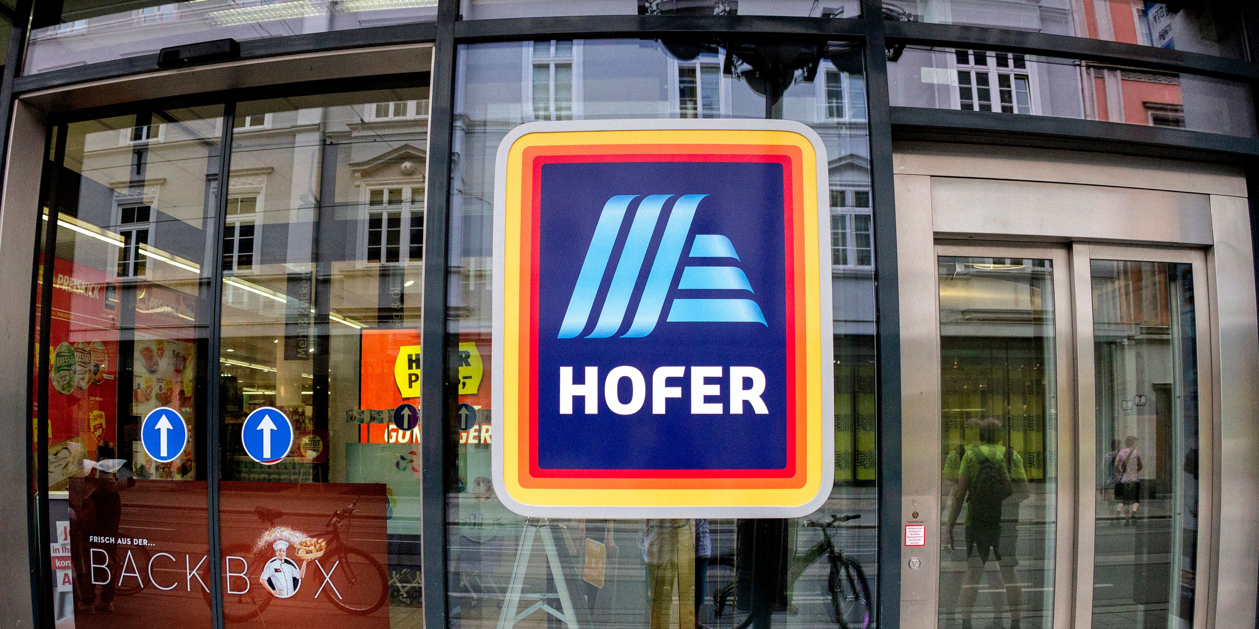 Das Hofer-Logo am Eingang einer Filiale