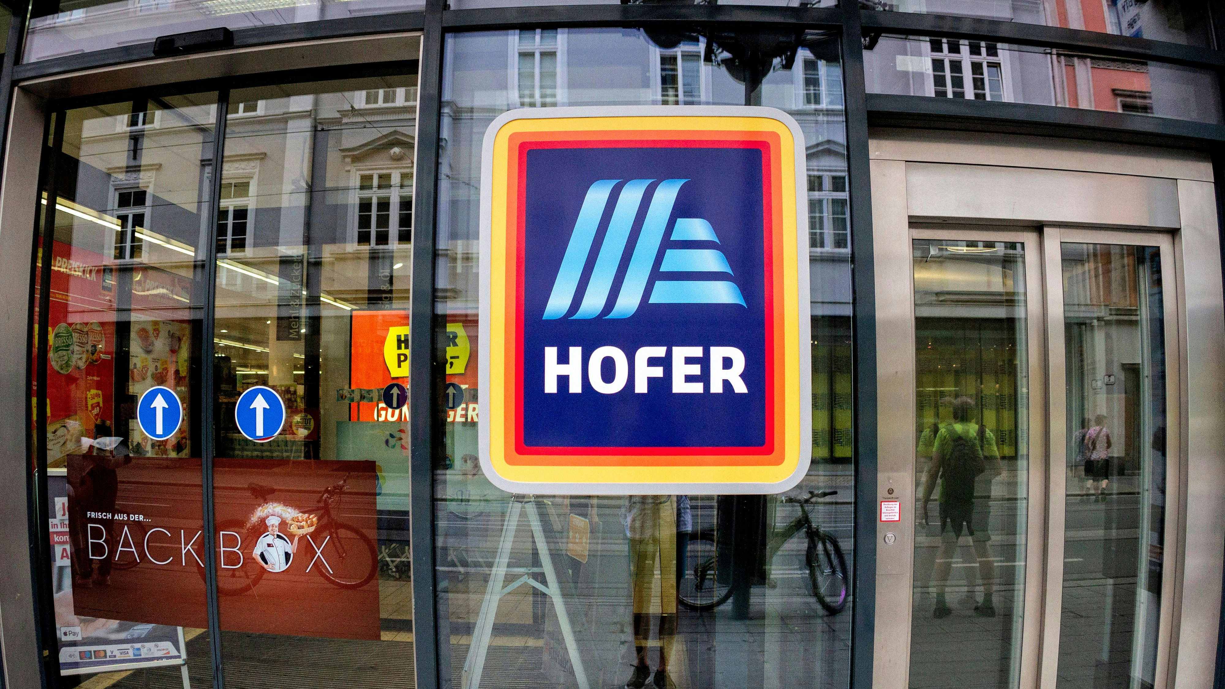 Das Hofer-Logo am Eingang einer Filiale