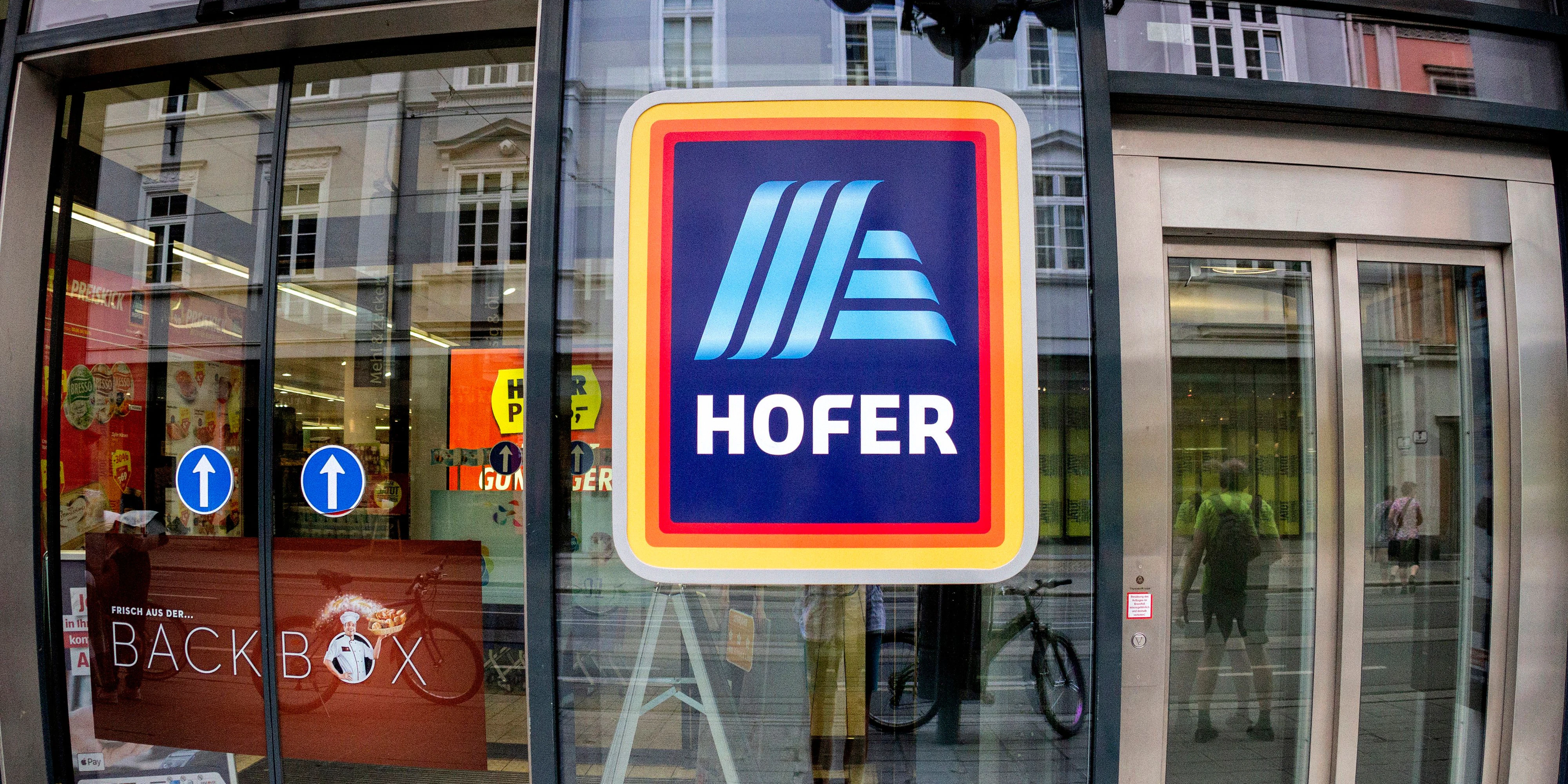 Das Hofer-Logo am Eingang einer Filiale