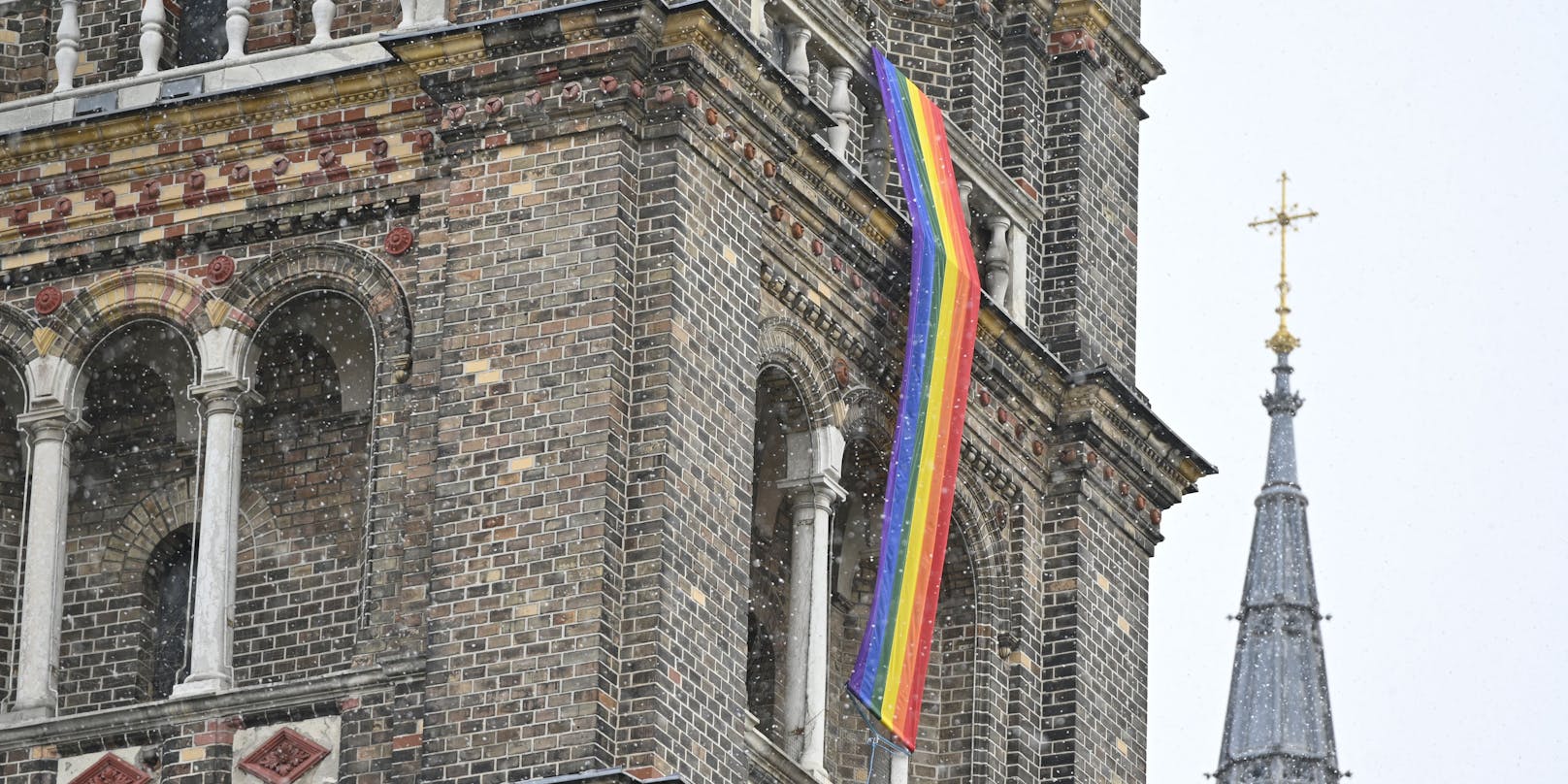 Eine Regenbogenfahne an der Pfarrkirche Breitenfeld.