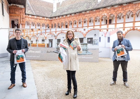 Kurator Roman Dachsberger, Landeshauptfrau Johanna Mikl-Leitner und Marcel Chahrour, Kulturvermittlung Schallburg (v.l.n.r.).